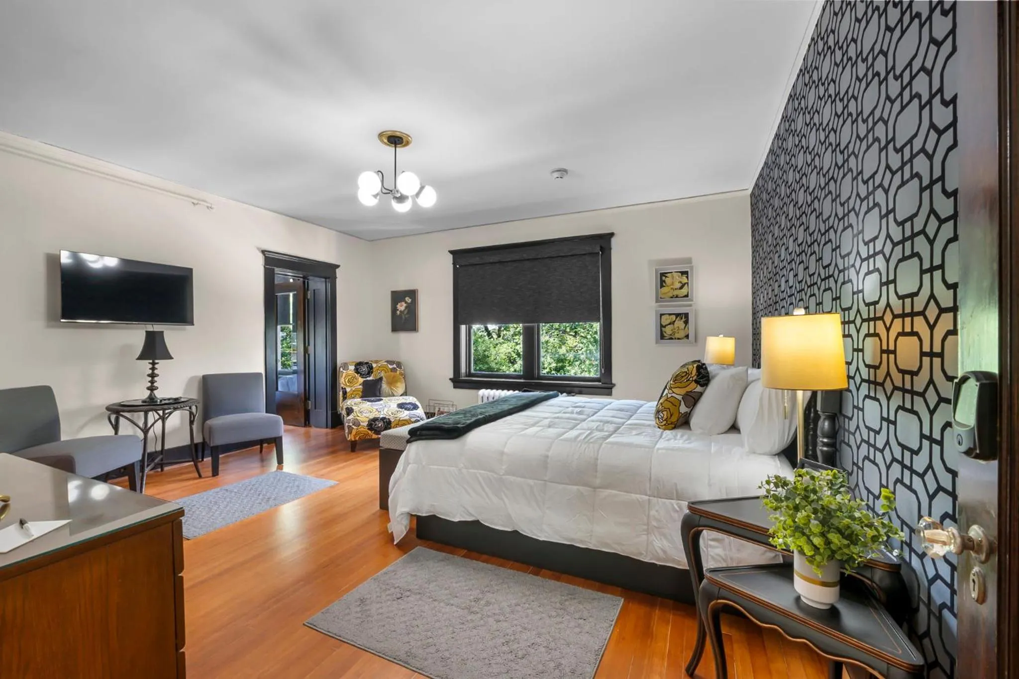 Photo of the whole room, Bed in Rockwood Inn