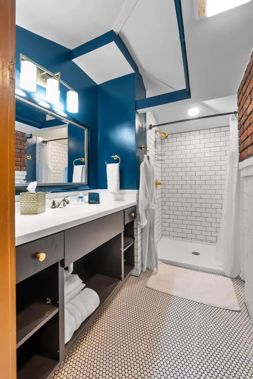 Shower in Rockwood Inn