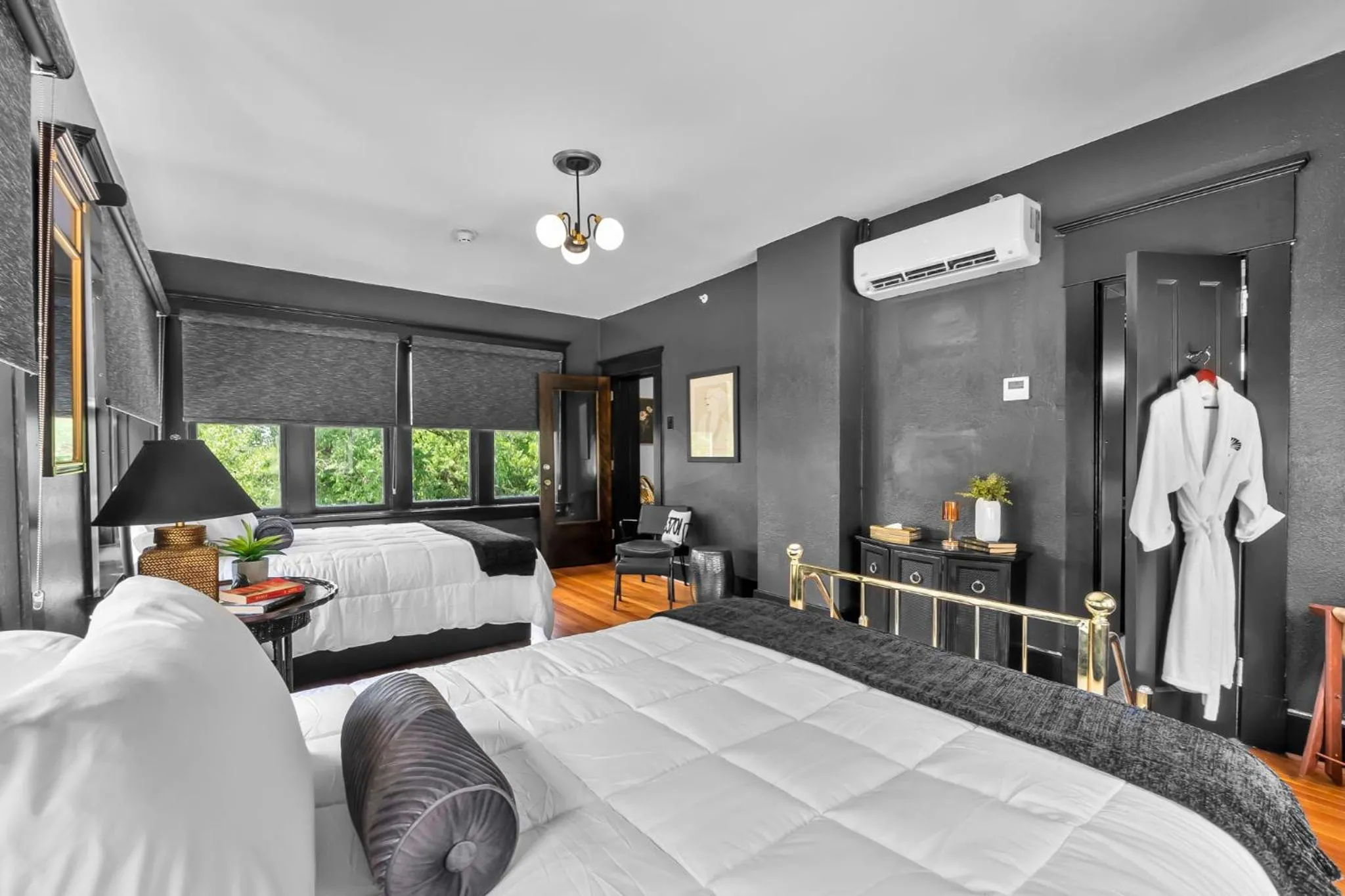 Photo of the whole room, Bed in Rockwood Inn