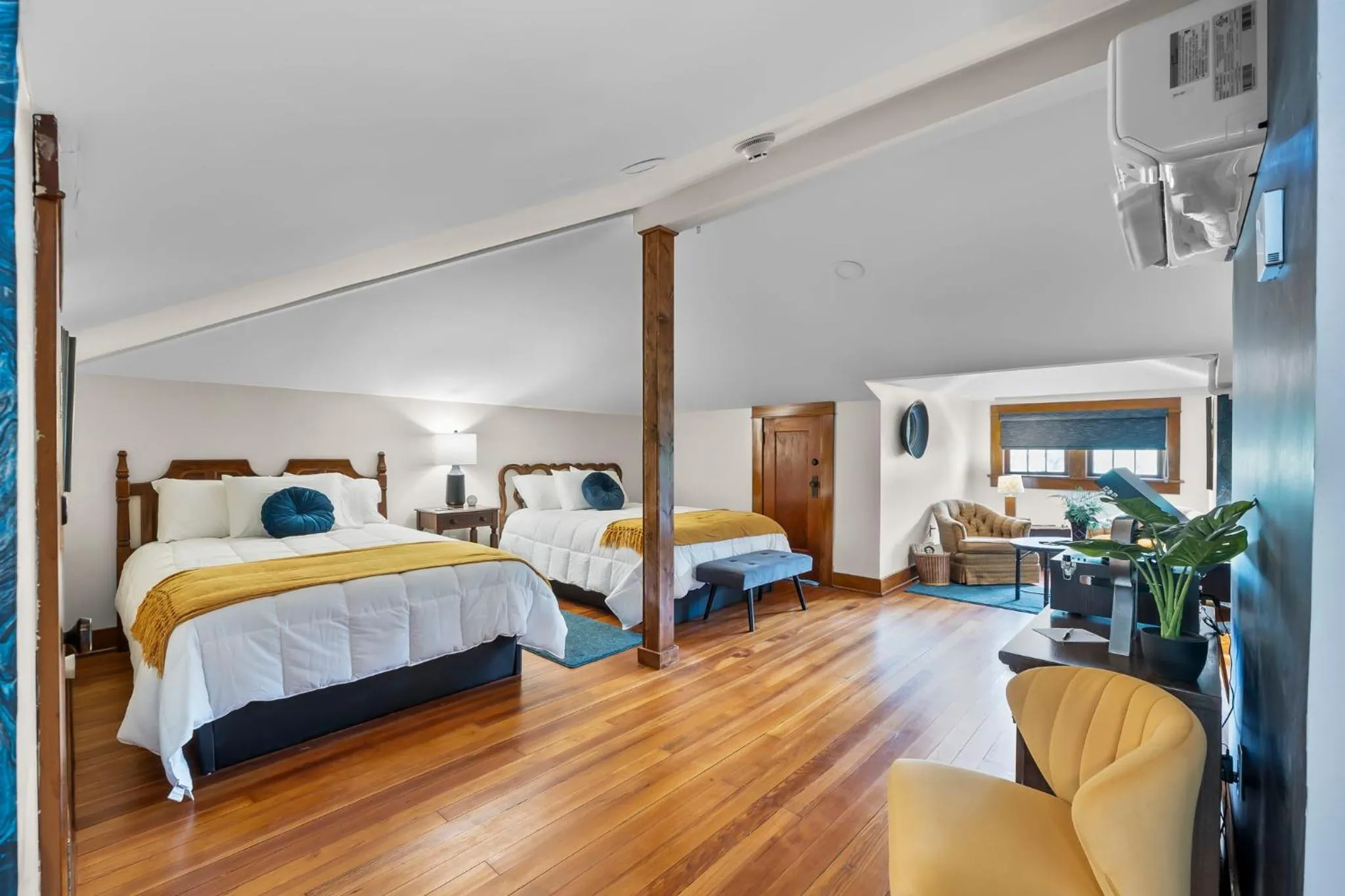Photo of the whole room, Bed in Rockwood Inn