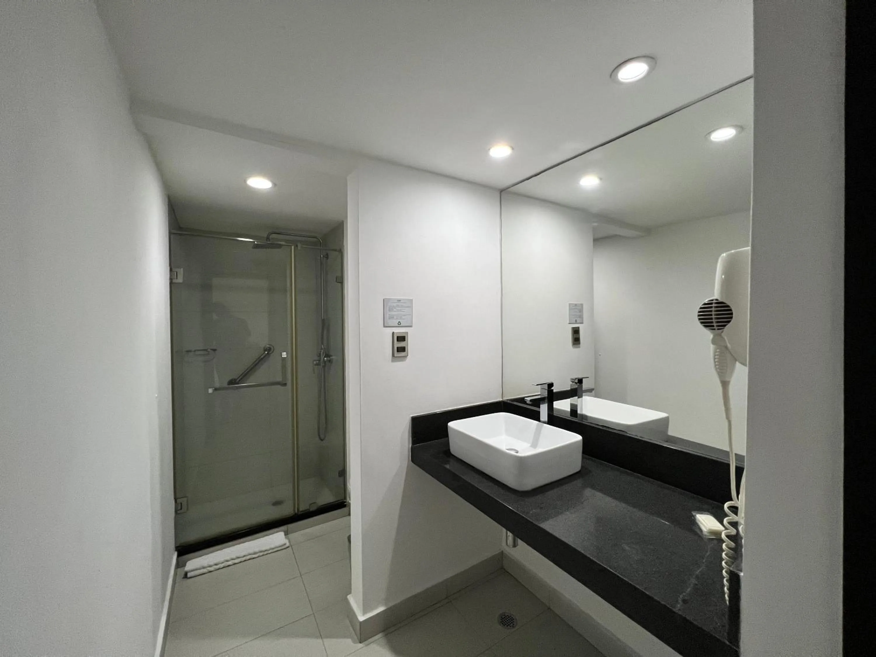 Shower in Hotel GH Guaparo Suites Valencia