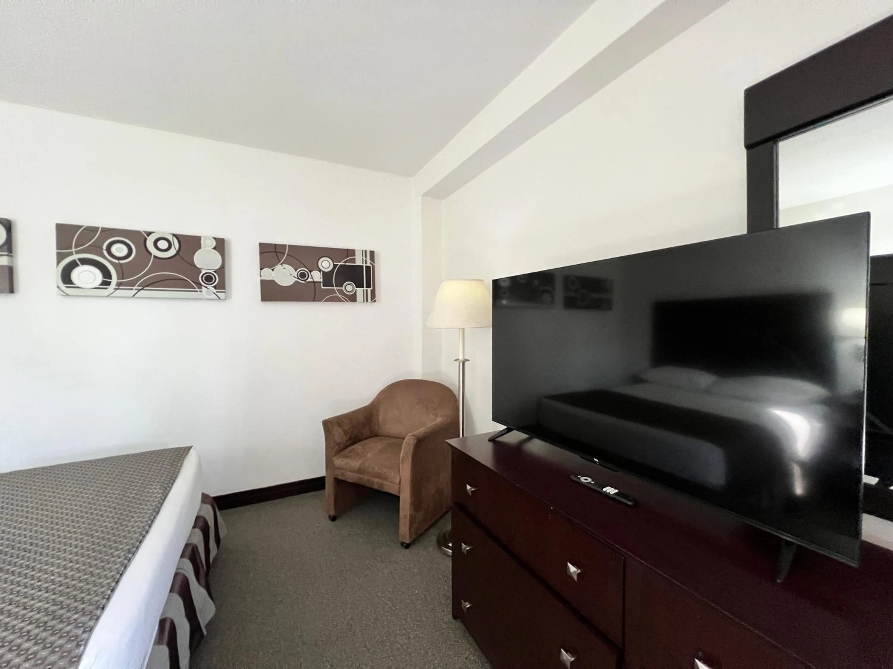 TV and multimedia in Hotel GH Guaparo Suites Valencia