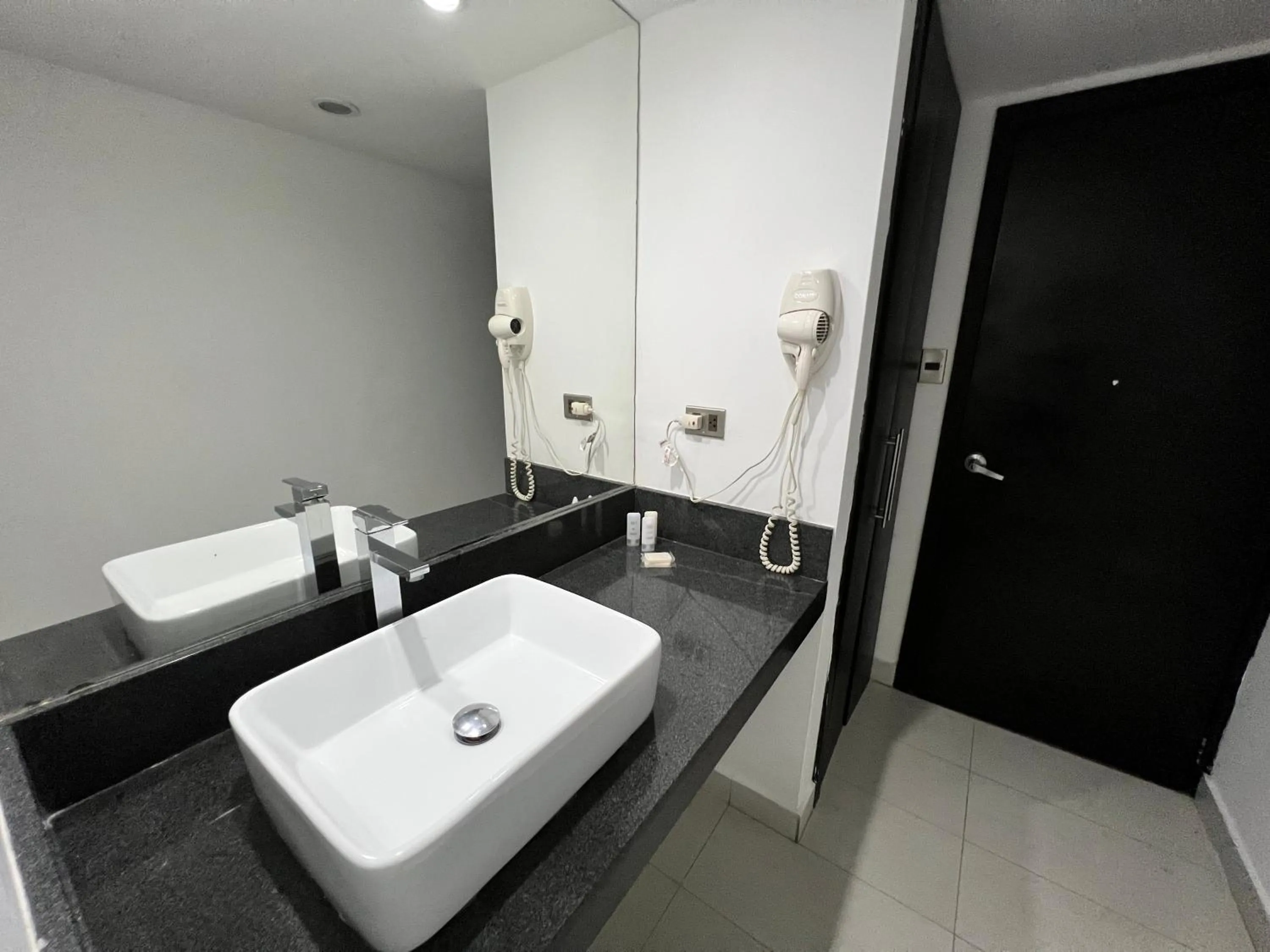 Shower in Hotel GH Guaparo Suites Valencia