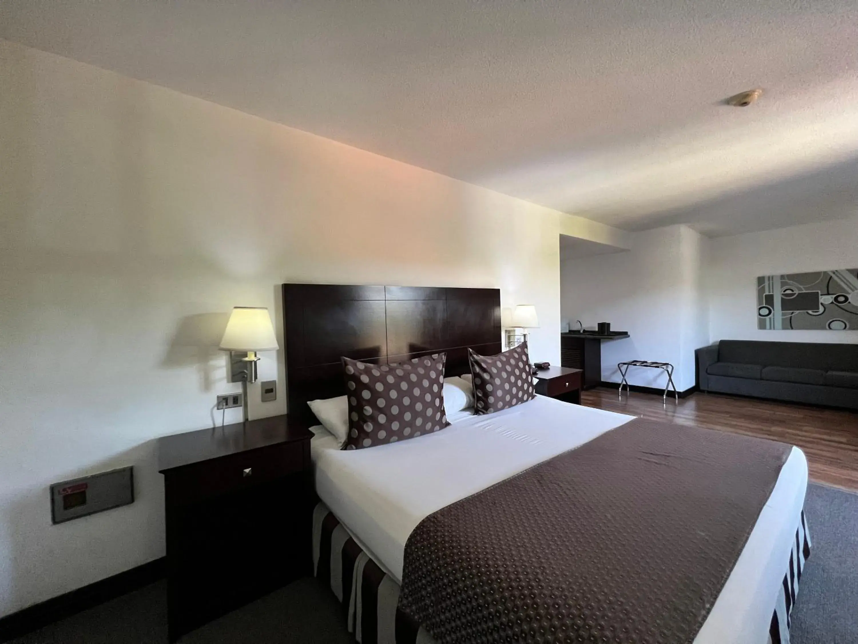 TV and multimedia, Bed in Hotel GH Guaparo Suites Valencia TV and multimedia, Bed in Hotel GH Guaparo Suites Valencia