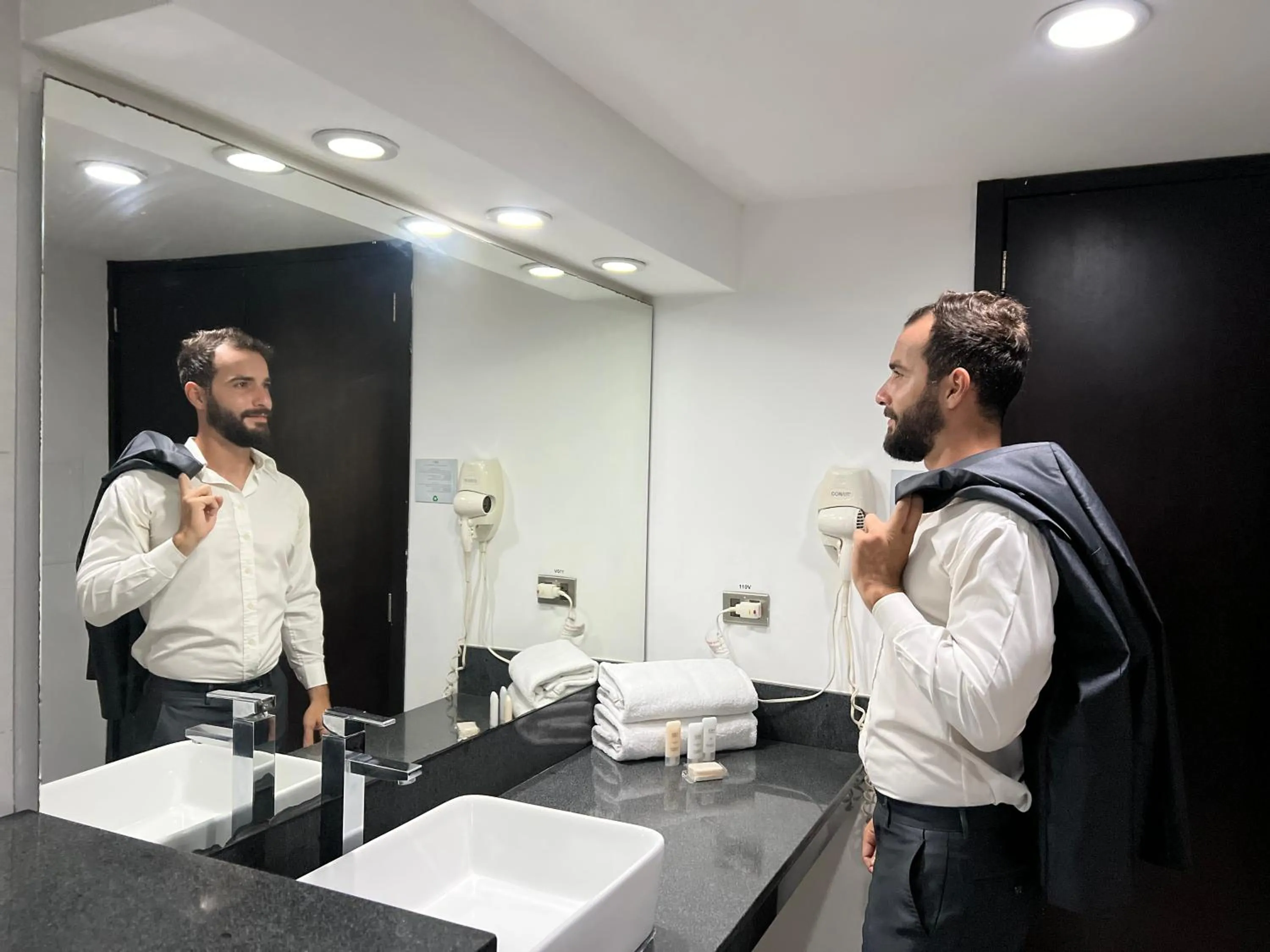 Bathroom in Hotel GH Guaparo Suites Valencia