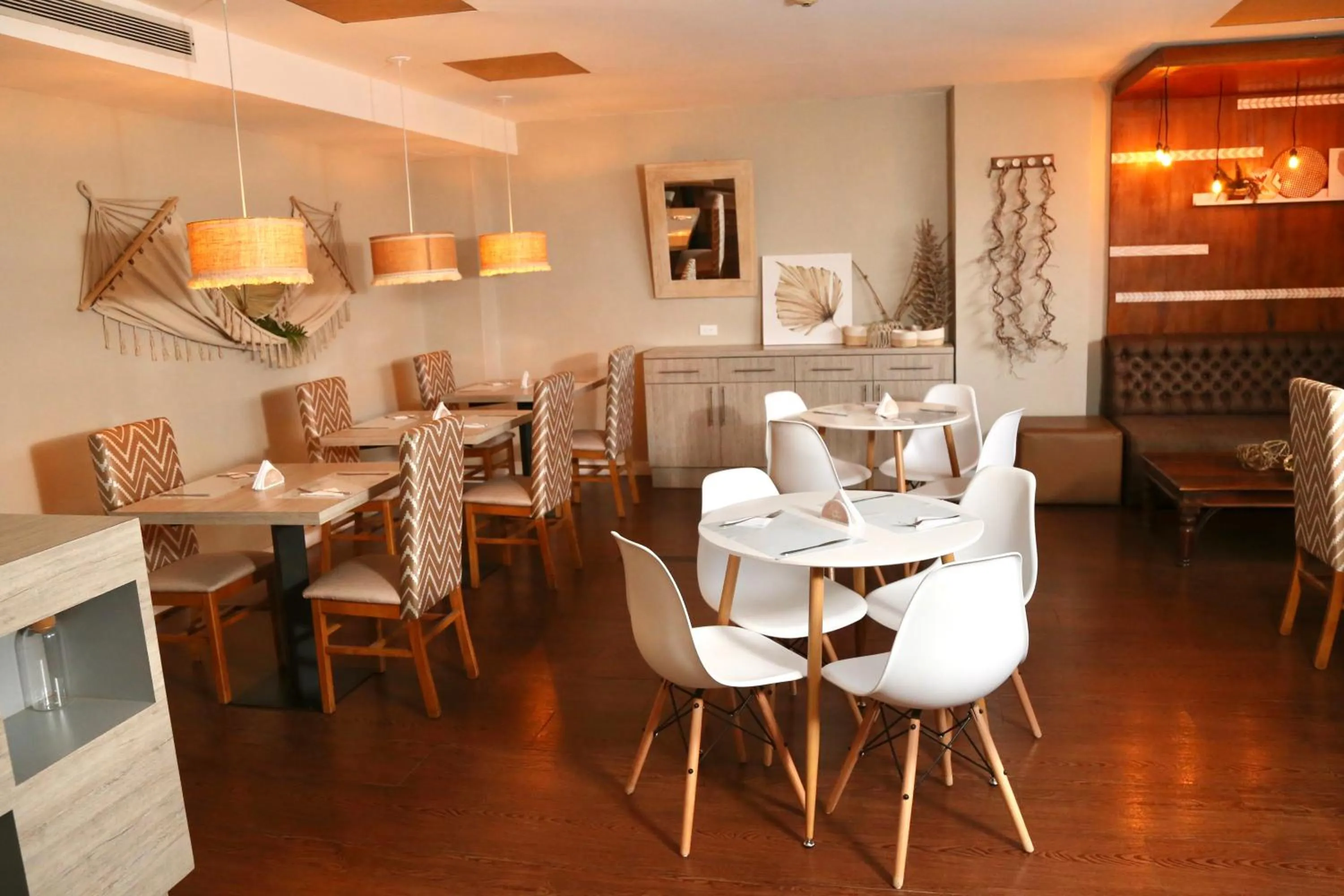 Restaurant/places to eat in Hotel GH Guaparo Suites Valencia