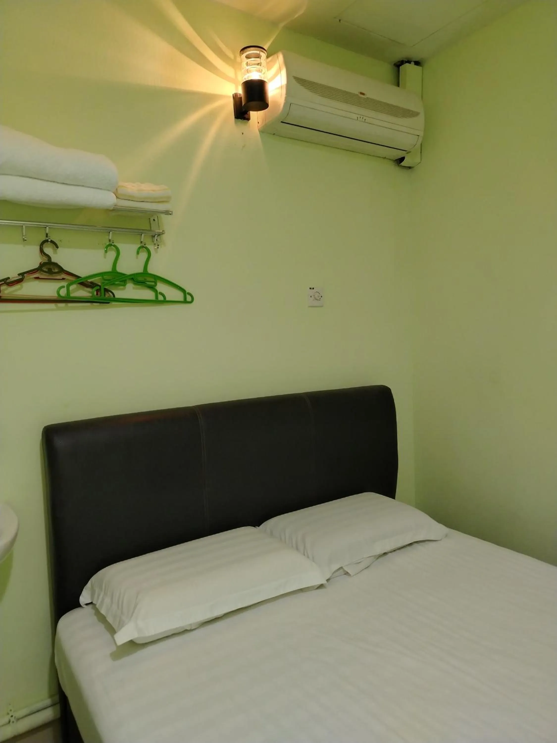 air conditioner, Bed in Hotel O Seremban Near SnowLim Wonderland Formerly M&N Hotel
