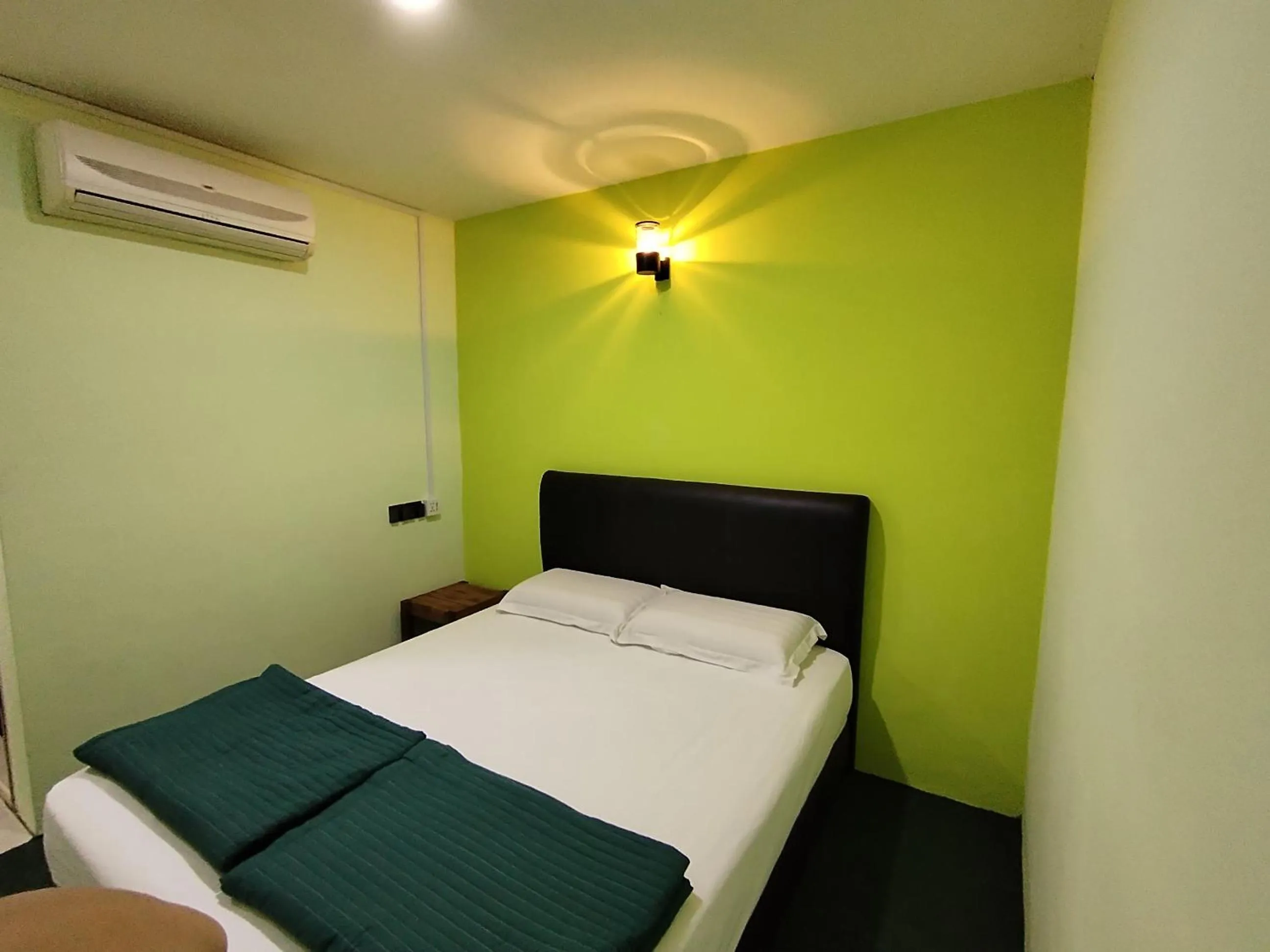 Photo of the whole room, Bed in Hotel O Seremban Near SnowLim Wonderland Formerly M&N Hotel