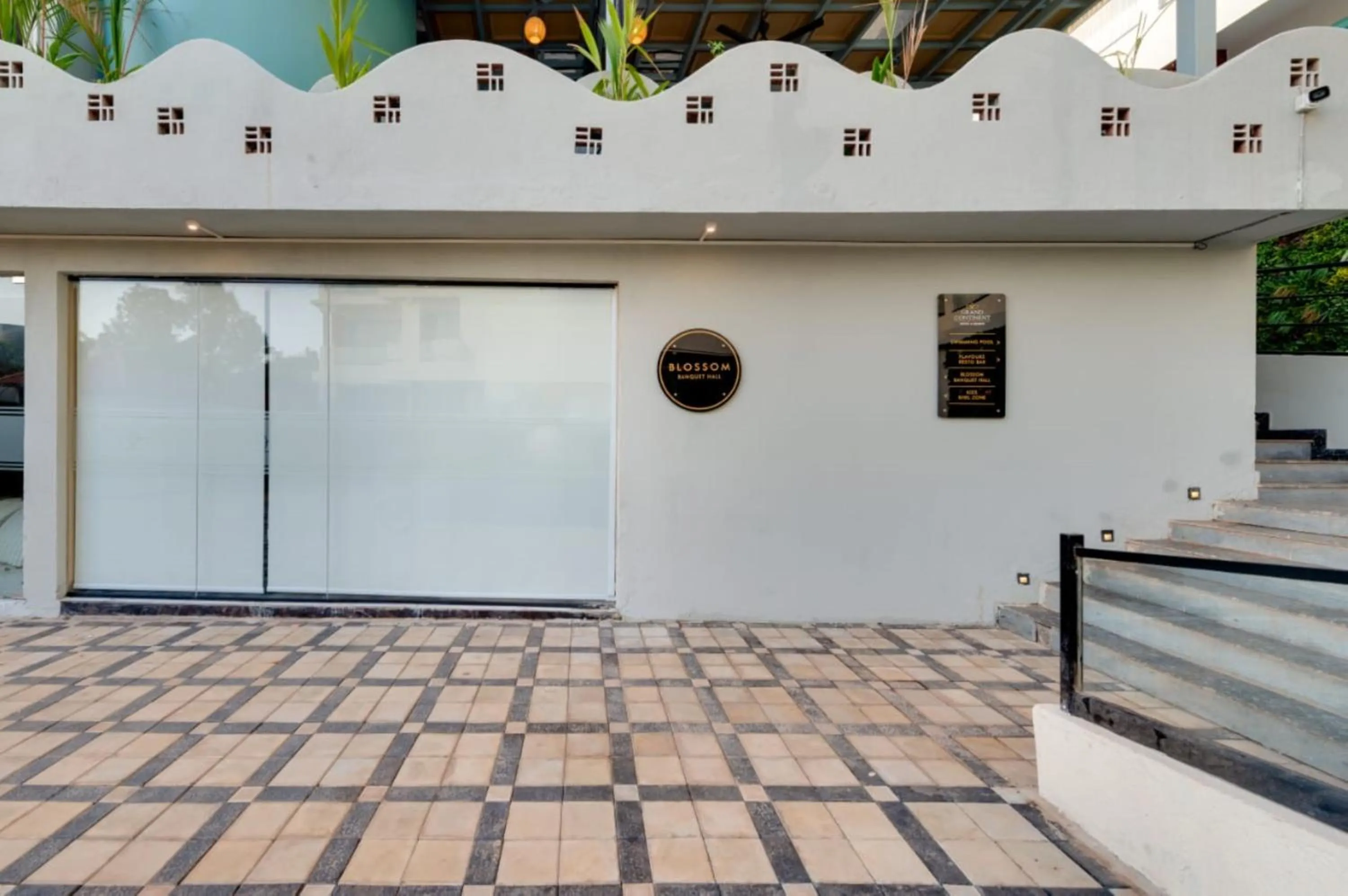 Facade/entrance in Grand Continent Morjim