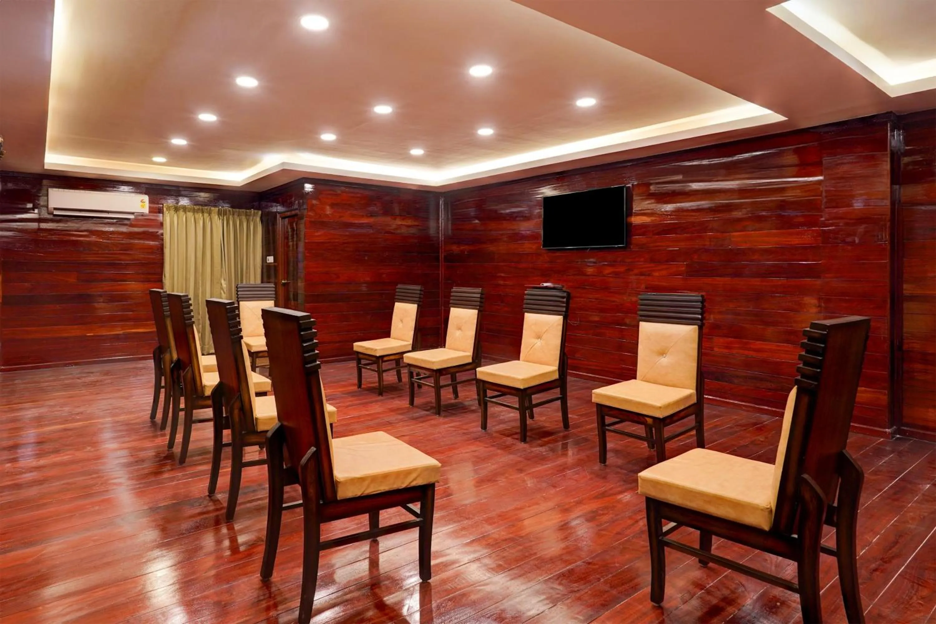 Restaurant/places to eat in Super Townhouse NK Vivanta Luxury Rooms