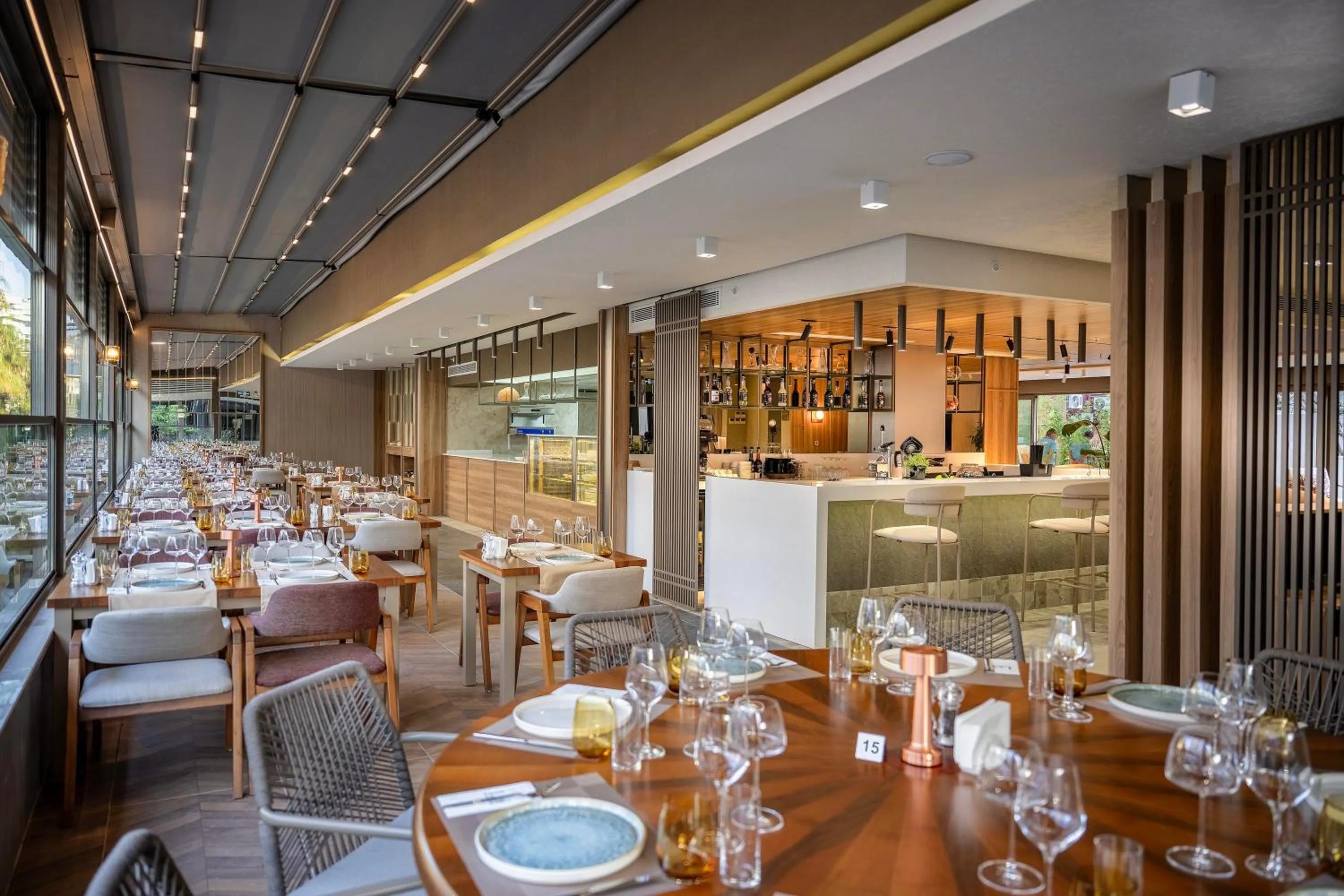 Restaurant/places to eat in Lei Hotel