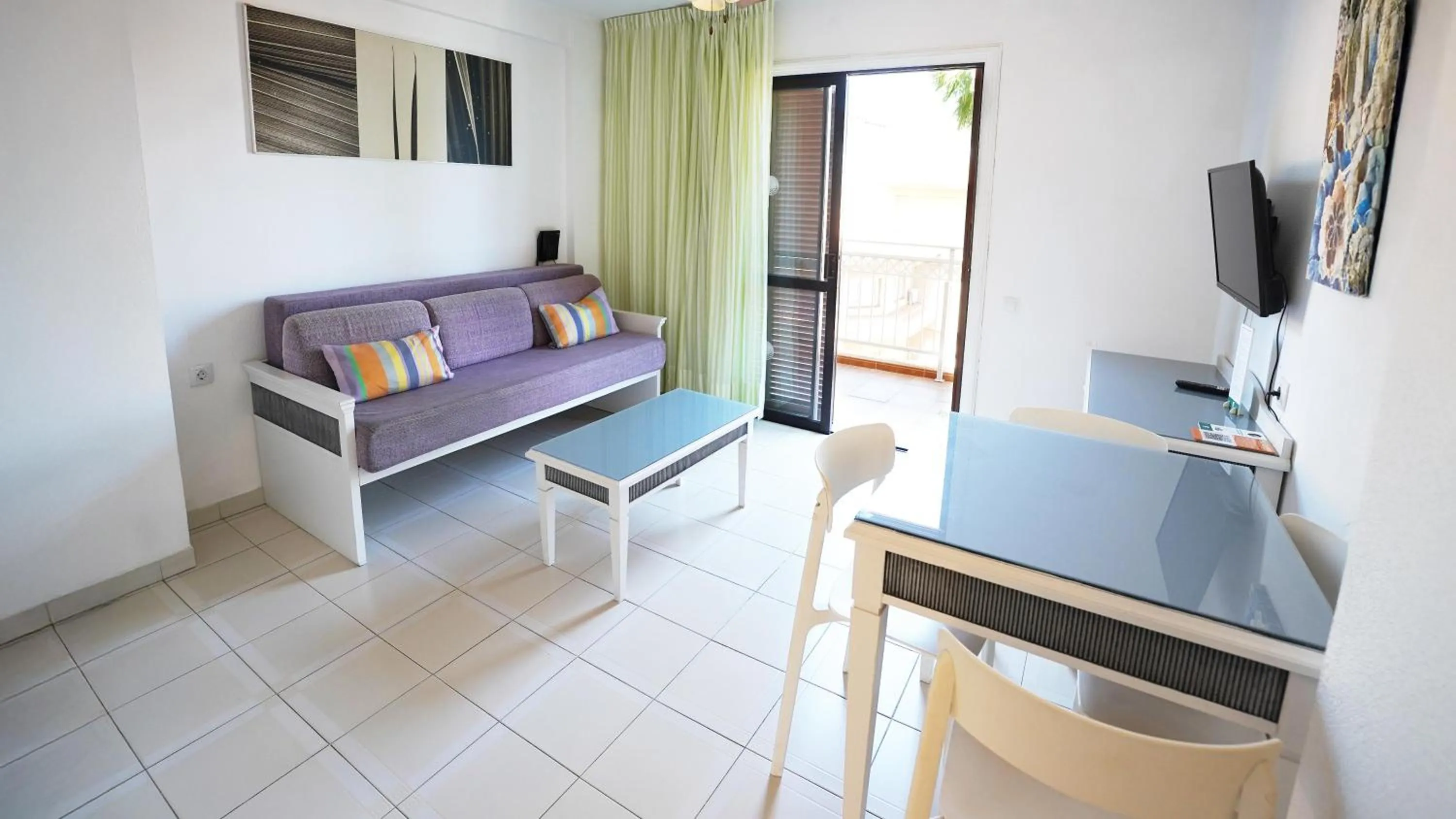 Photo of the whole room, Bed in Coral Compostela Beach