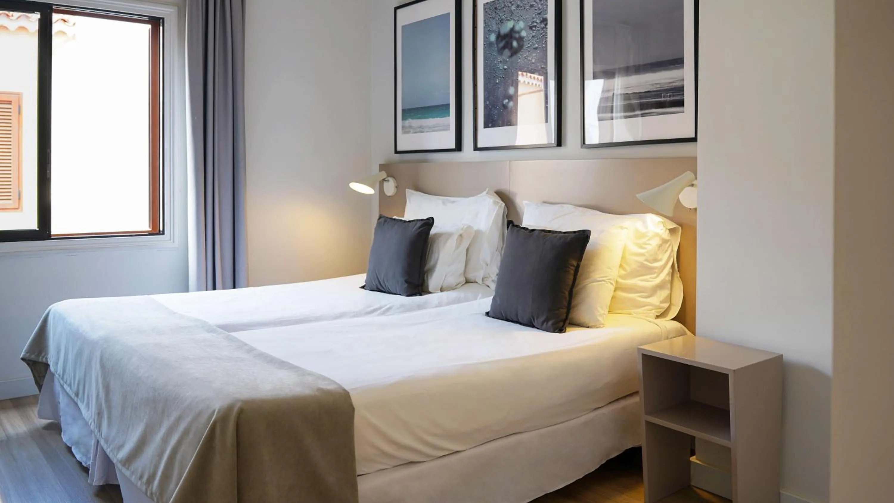 Photo of the whole room, Bed in Coral Compostela Beach