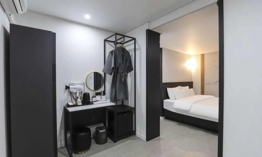 wardrobe, Bed in JECHEON No 25 HOTEL
