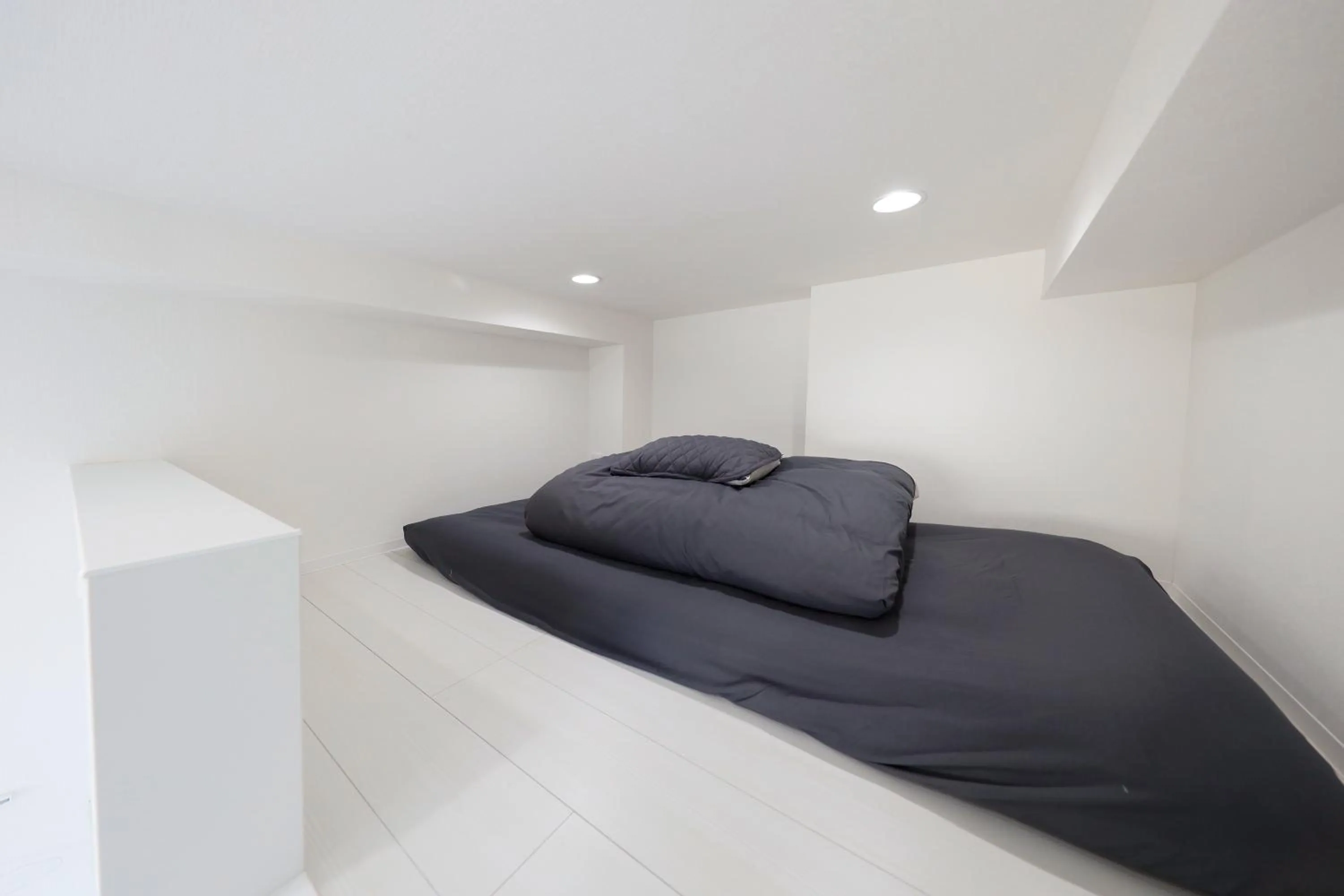 Bed in Nano Kamiochiai by Tranova