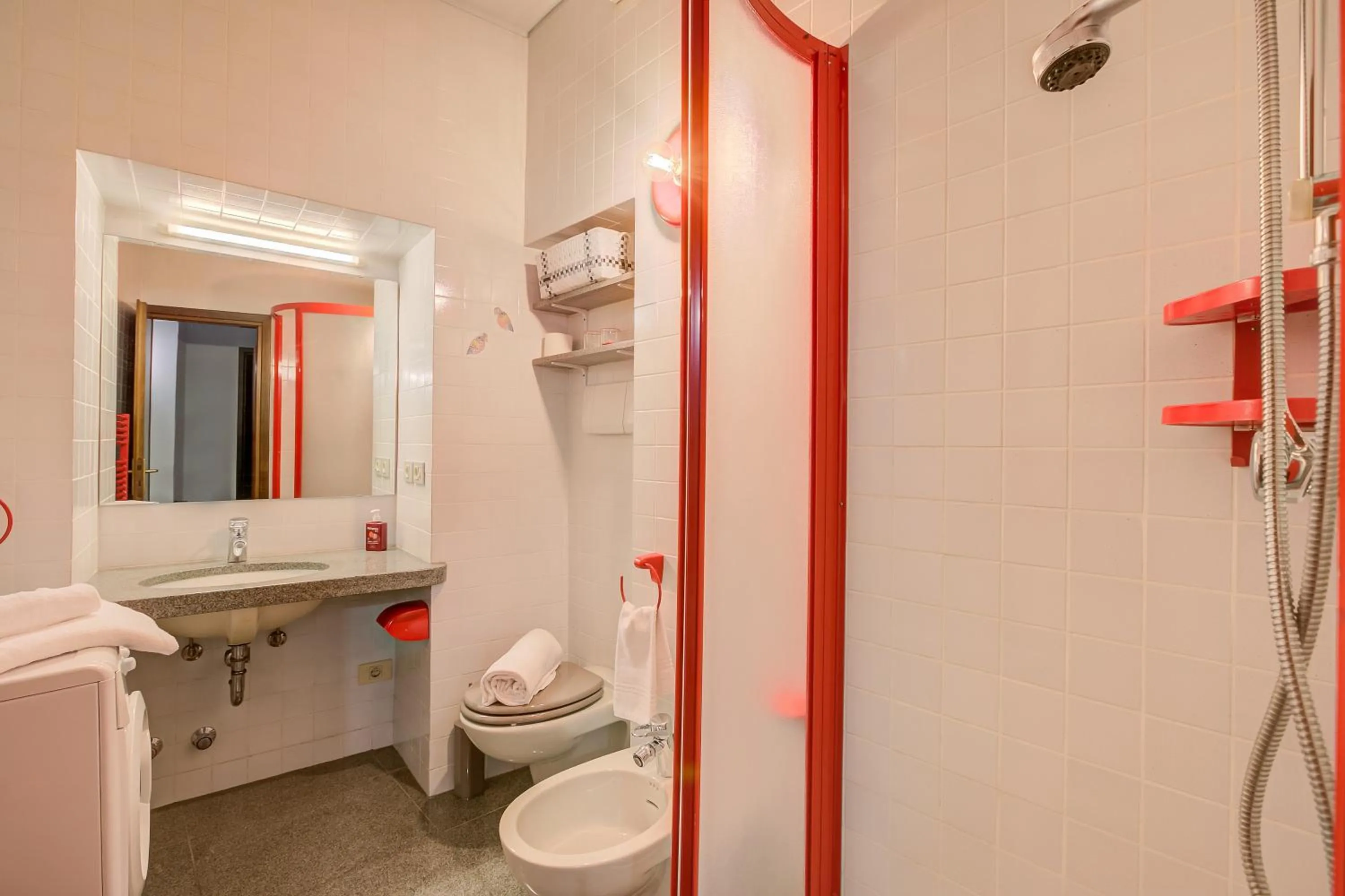 Shower in Casa Francesca - Happy Rentals