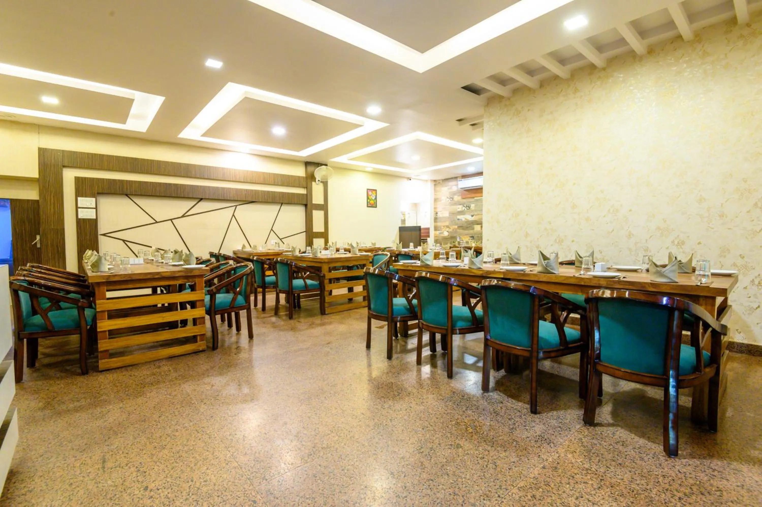 Restaurant/places to eat in Biznotel by Pride, Deoghar