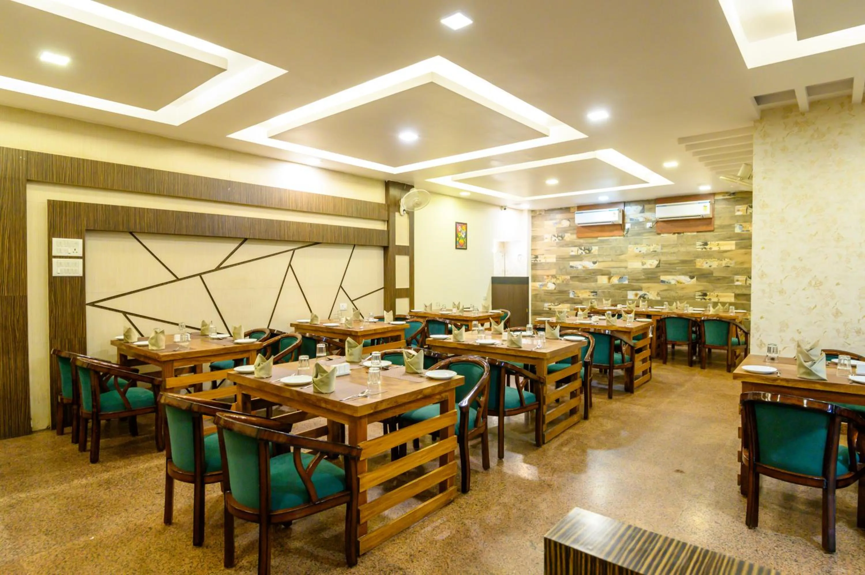 Restaurant/places to eat in Biznotel by Pride, Deoghar
