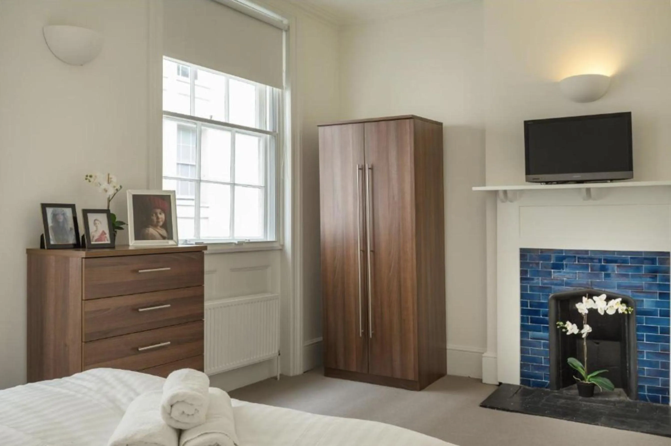 Bed in Covent Garden 2BR - Urban Chic Apartment