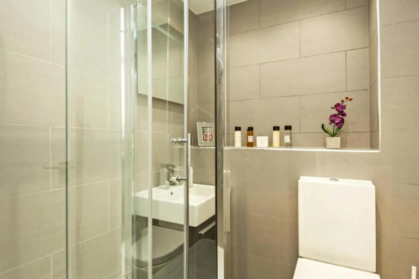 Shower in Covent Garden 2BR - Urban Chic Apartment
