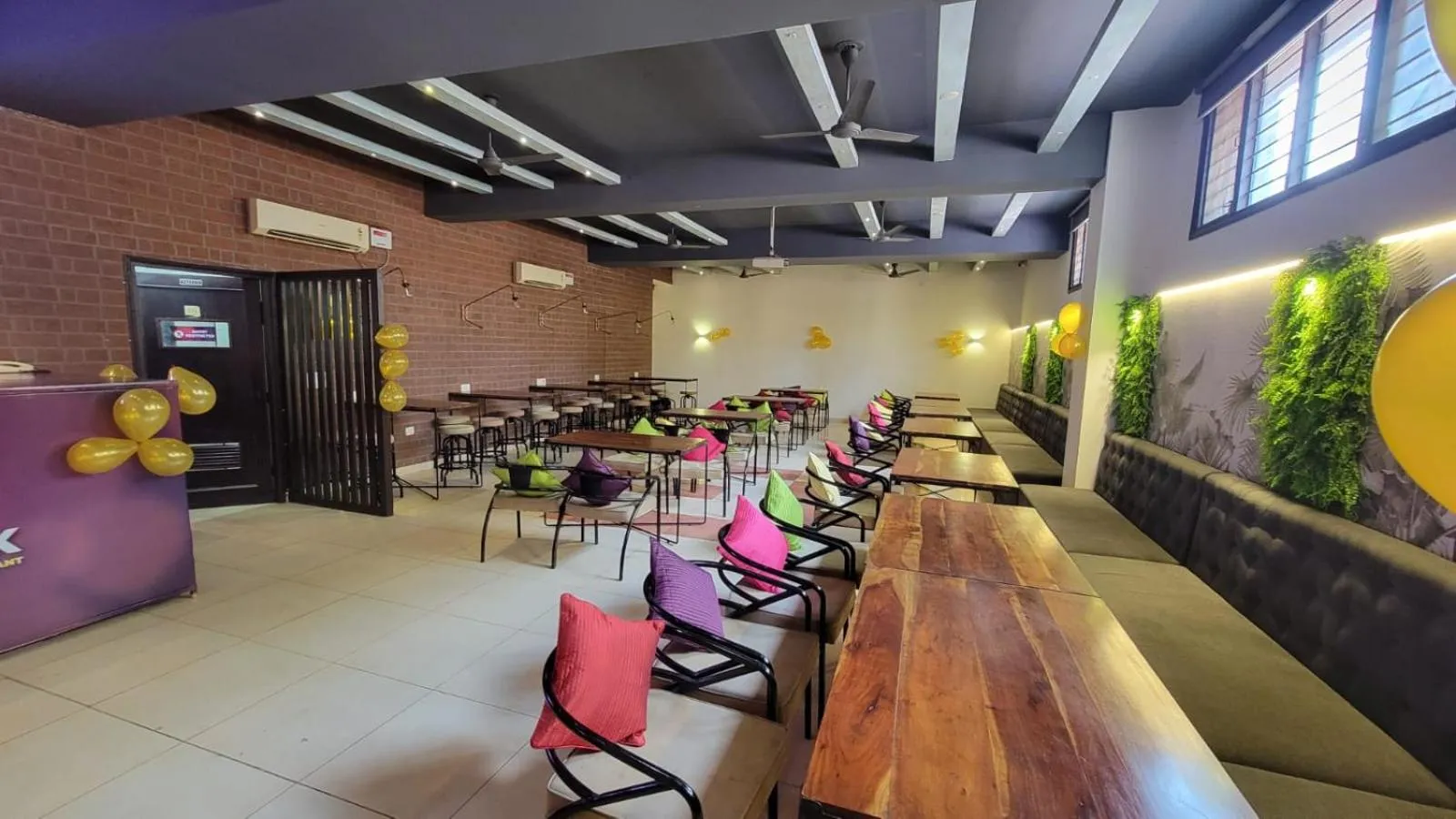 Restaurant/places to eat in Hotel Hari Villa