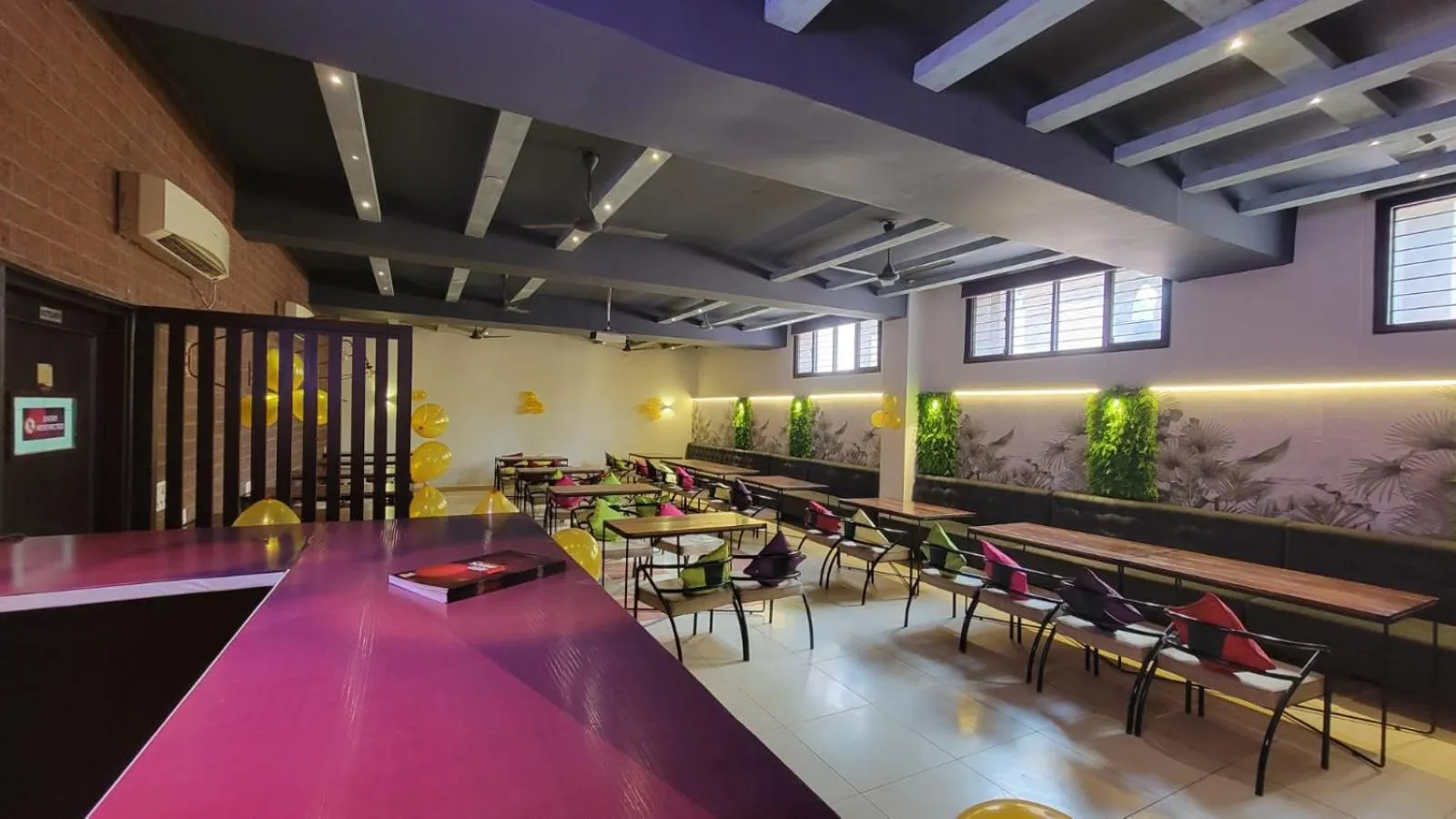 Restaurant/places to eat in Hotel Hari Villa