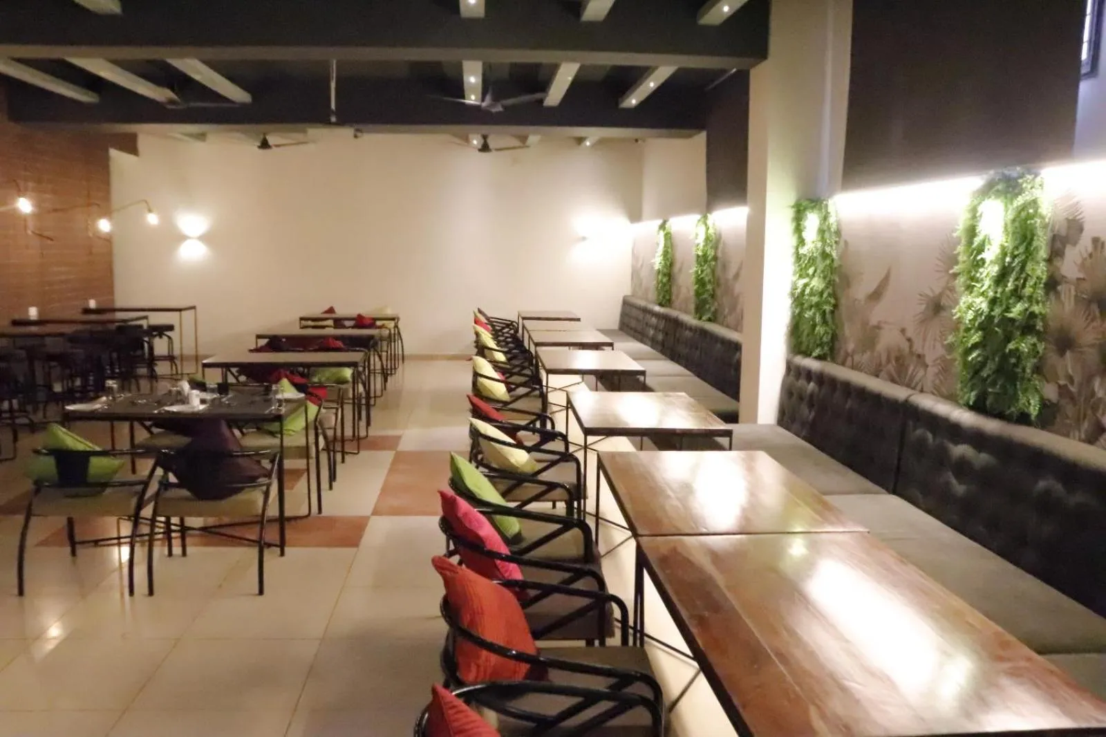 Restaurant/places to eat in Hotel Hari Villa