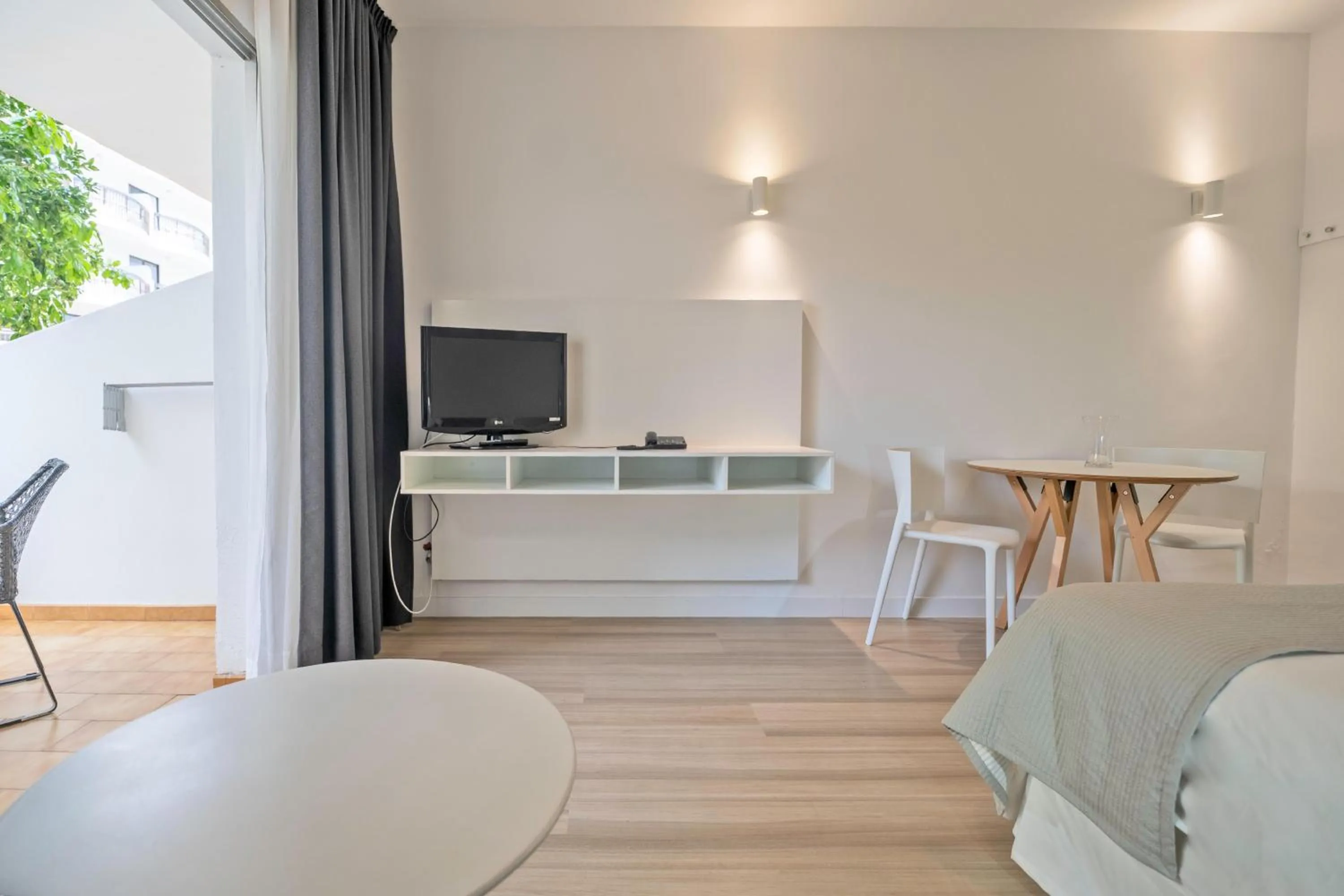 Photo of the whole room in Coral California - Adults Only