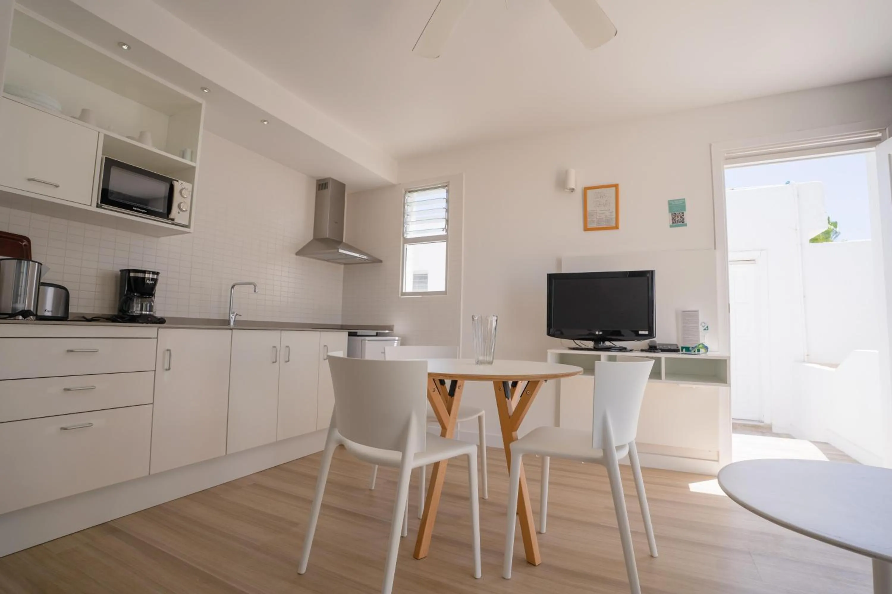 Photo of the whole room in Coral California - Adults Only