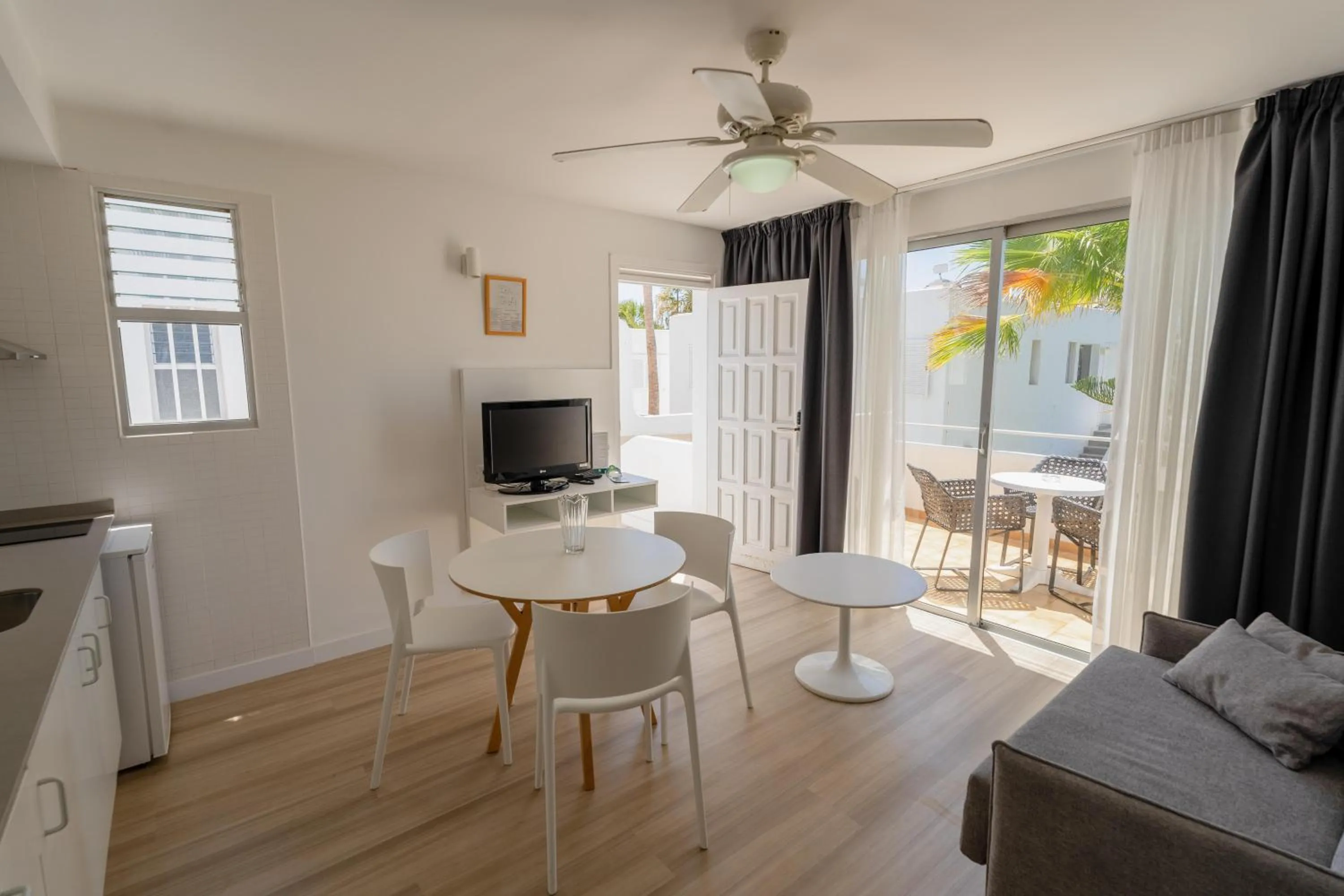 Photo of the whole room in Coral California - Adults Only