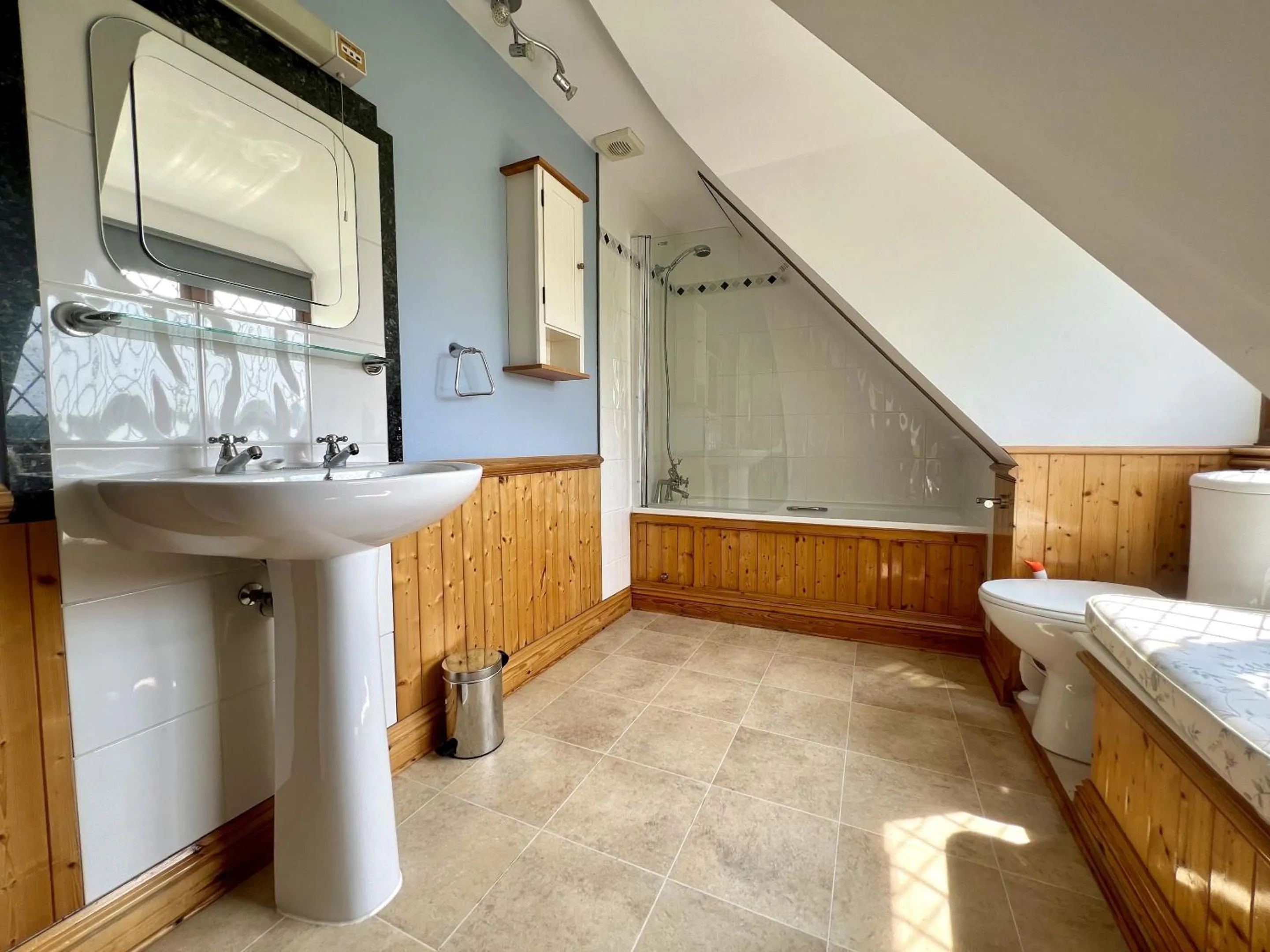 Bathroom, Bed in Meadow Rise Guest House
