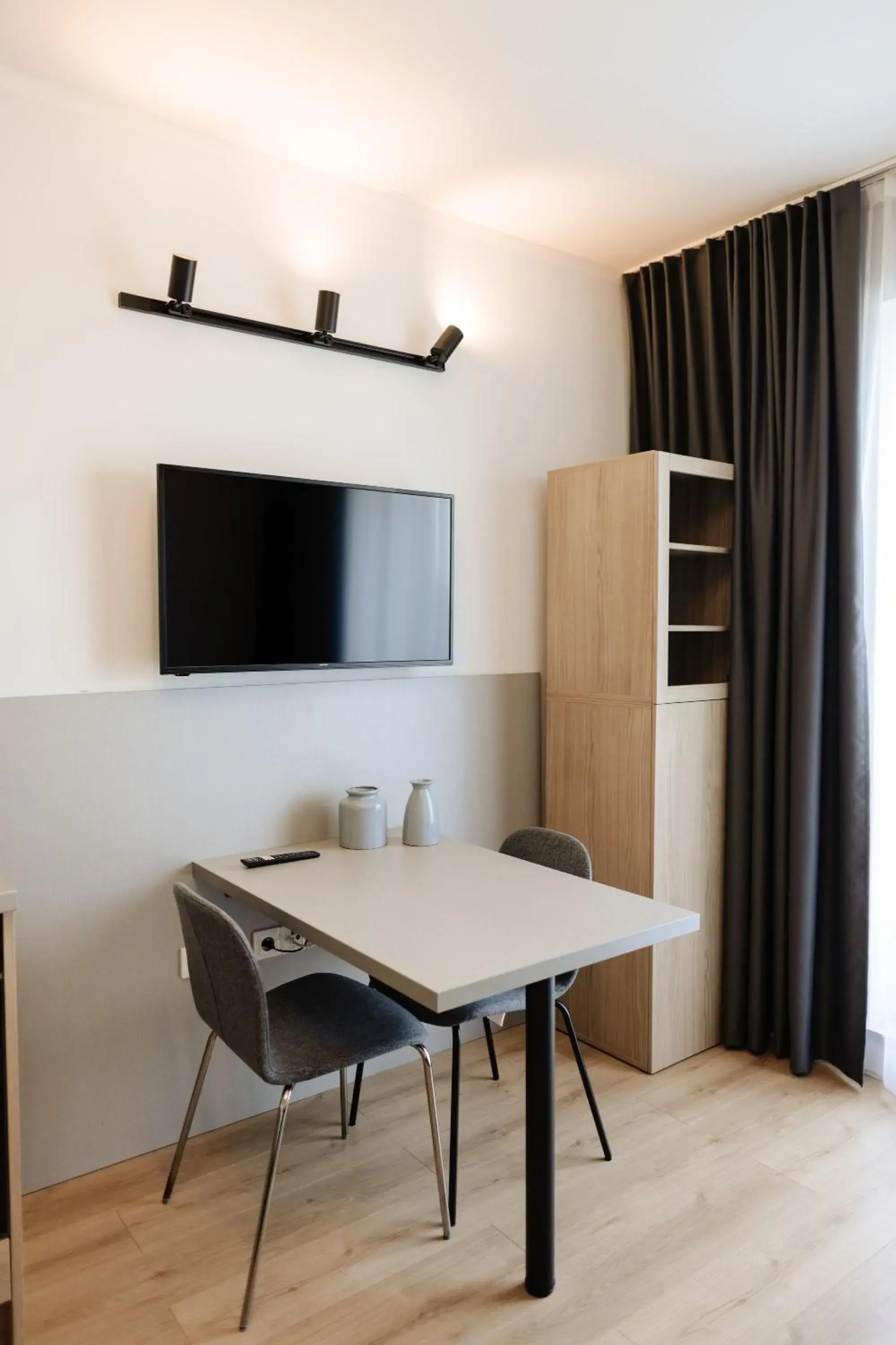 Dining area in Zakrzówek Residence Dining area in Zakrzówek Residence