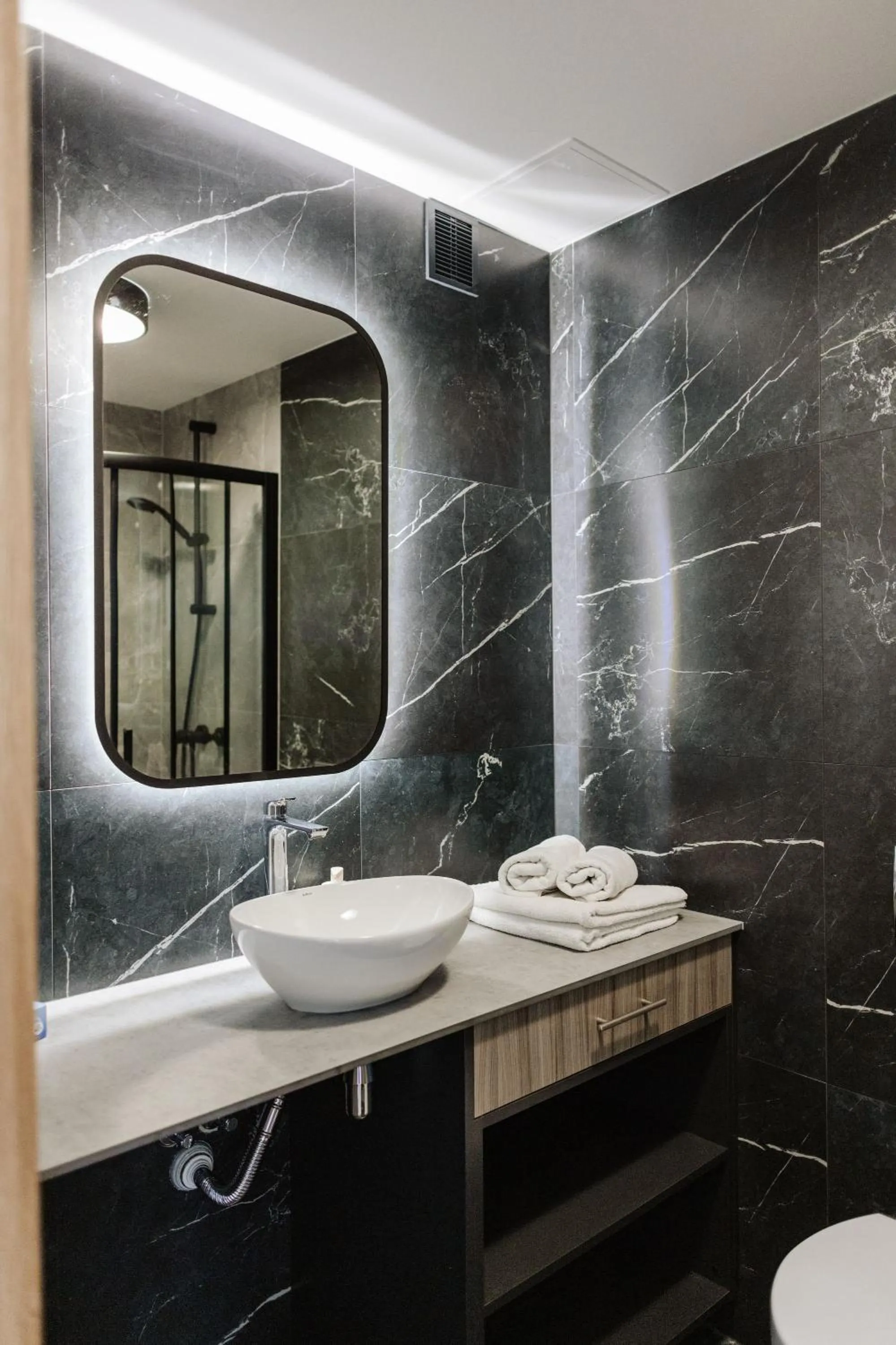 Shower in Zakrzówek Residence