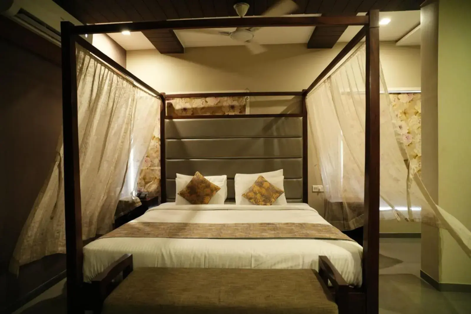 Bed in HOTEL GRANDEUR Bed in HOTEL GRANDEUR