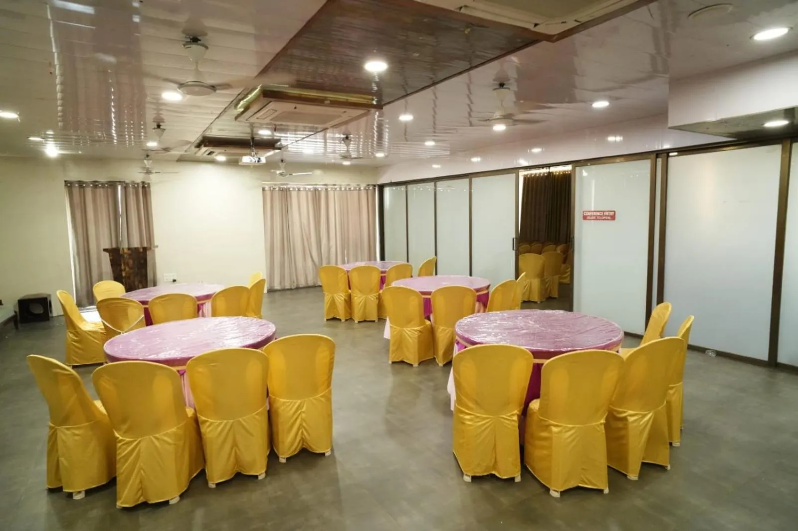 Banquet/Function facilities in HOTEL GRANDEUR