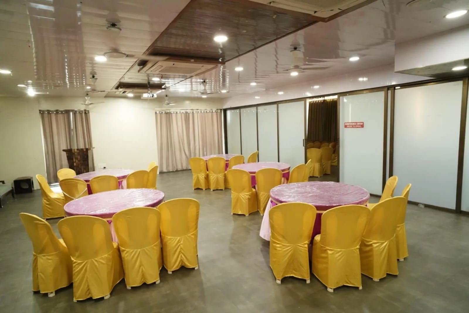 Banquet/Function facilities in HOTEL GRANDEUR