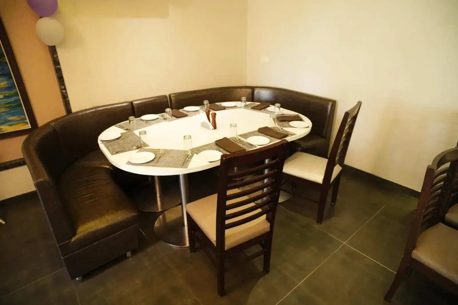 Restaurant/places to eat in HOTEL GRANDEUR Restaurant/places to eat in HOTEL GRANDEUR