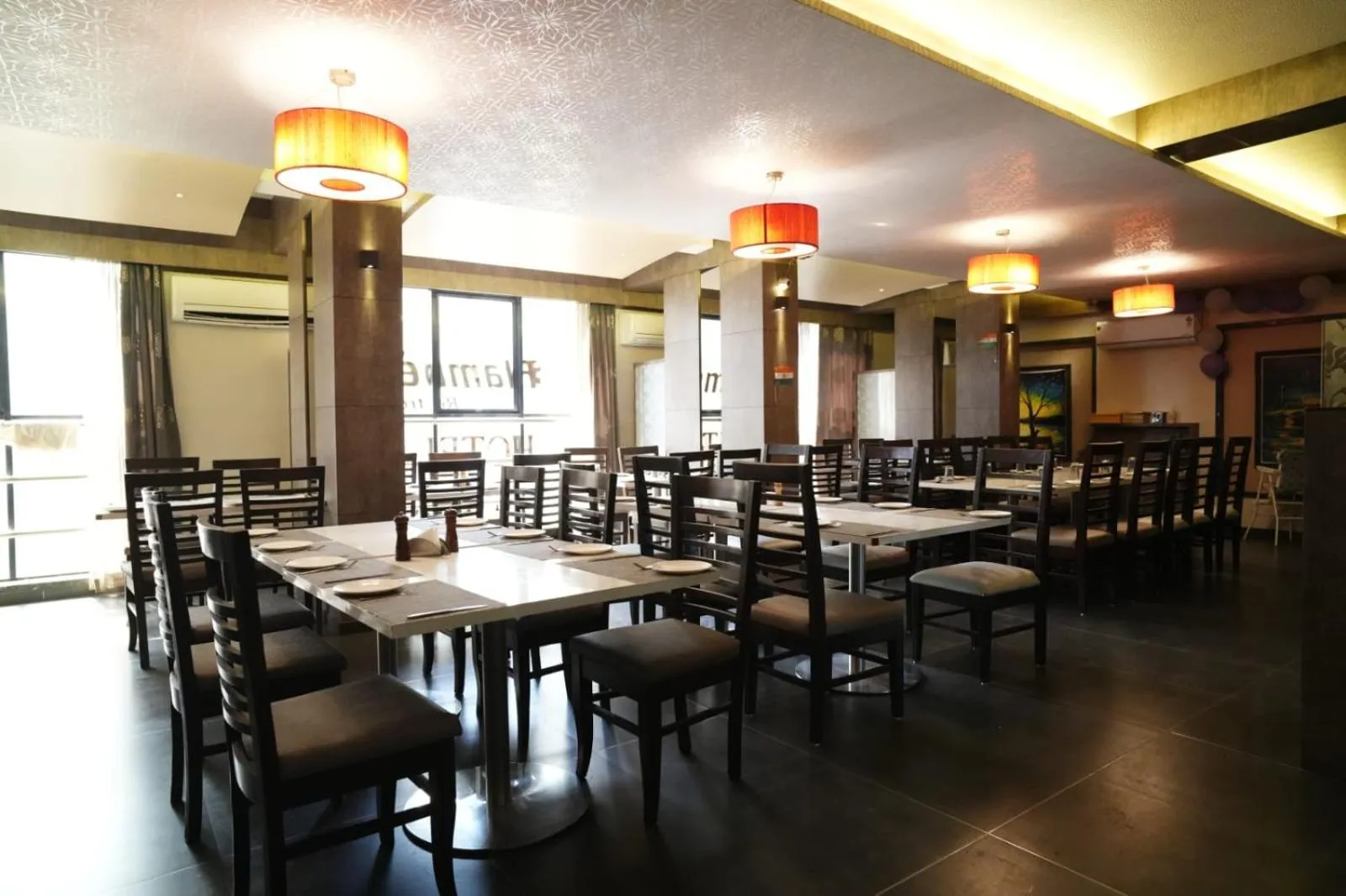 Restaurant/places to eat in HOTEL GRANDEUR