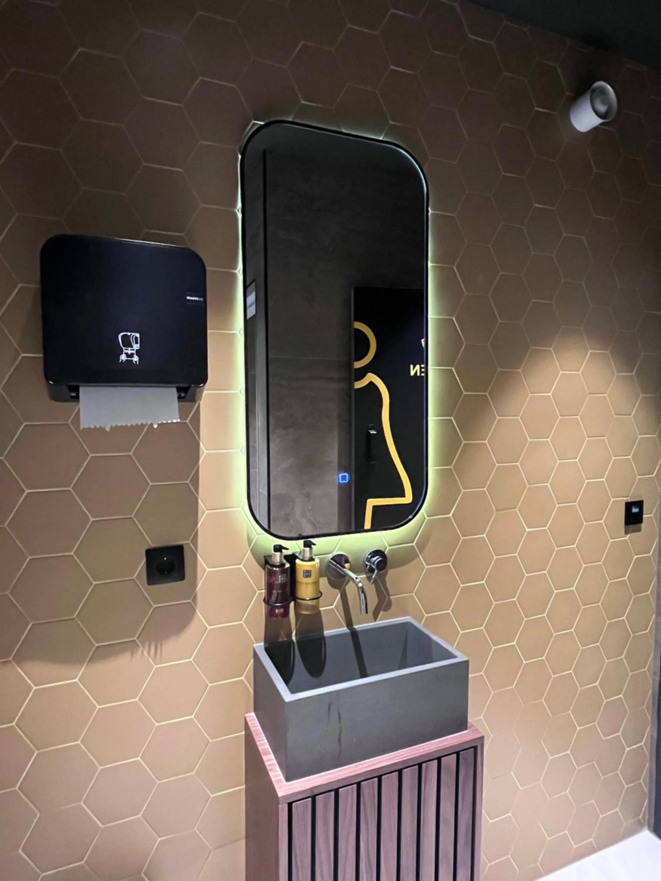 Public Bath in The Hyve Capsule hostel Amsterdam