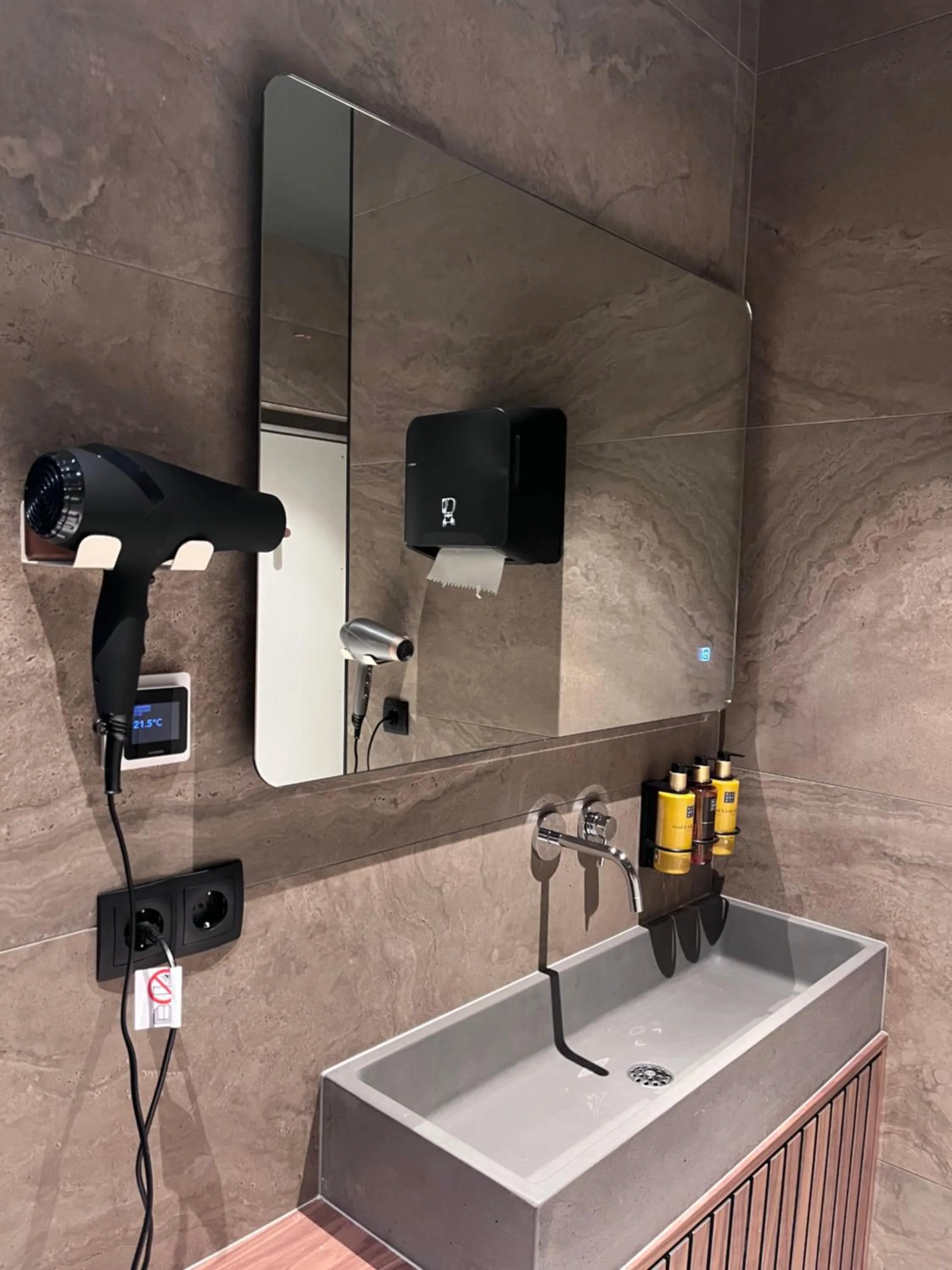 Public Bath in The Hyve Capsule hostel Amsterdam