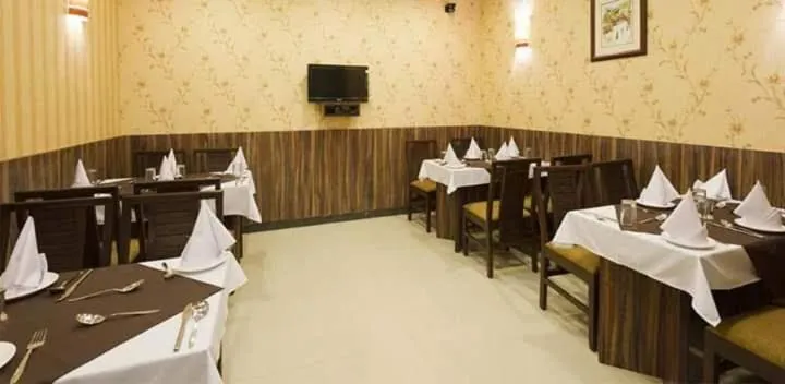 Restaurant/places to eat in Hotel Siddharth palace