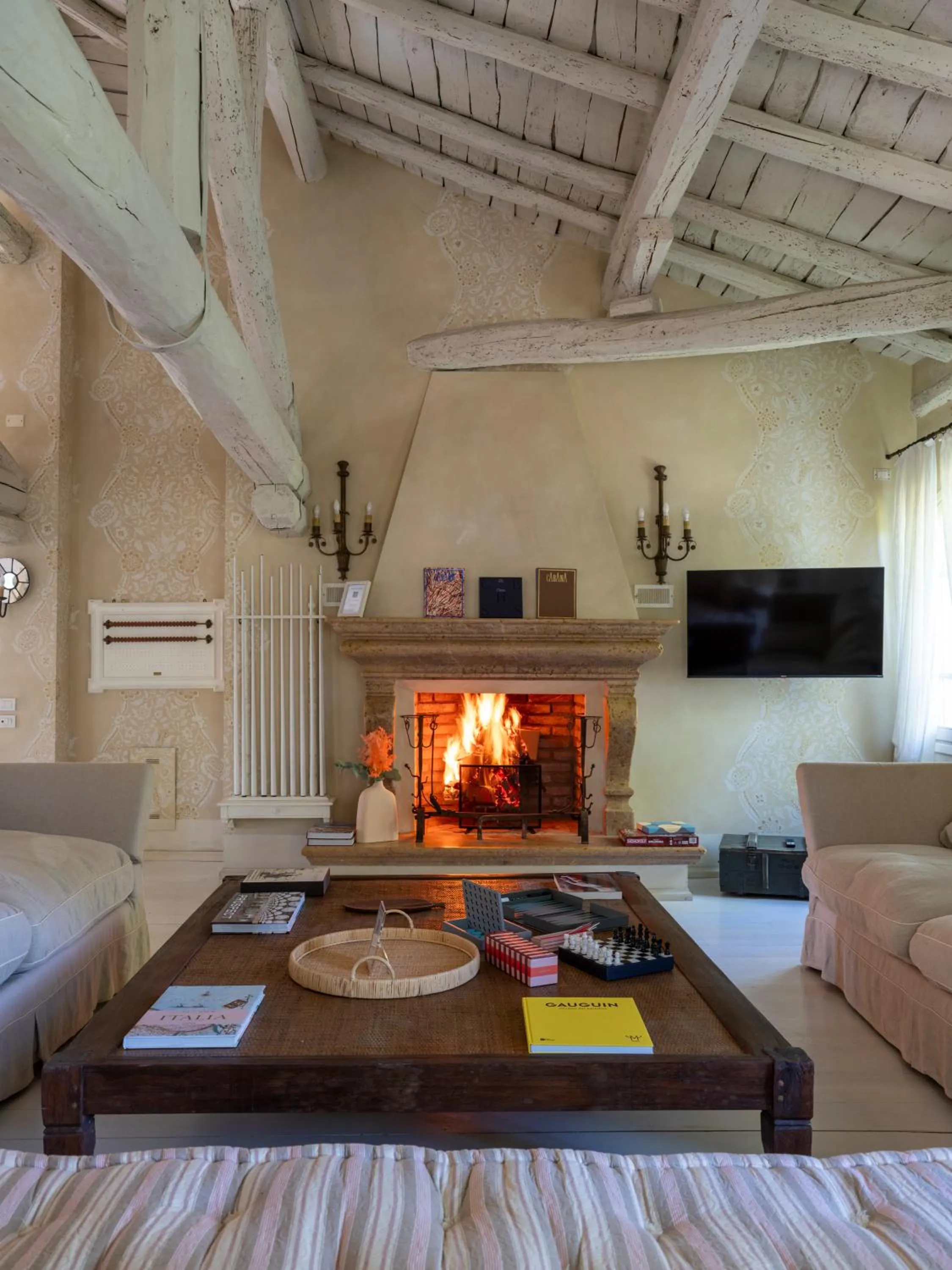 Communal lounge/ TV room in Elizabeth Country House, a Member of Design Hotels