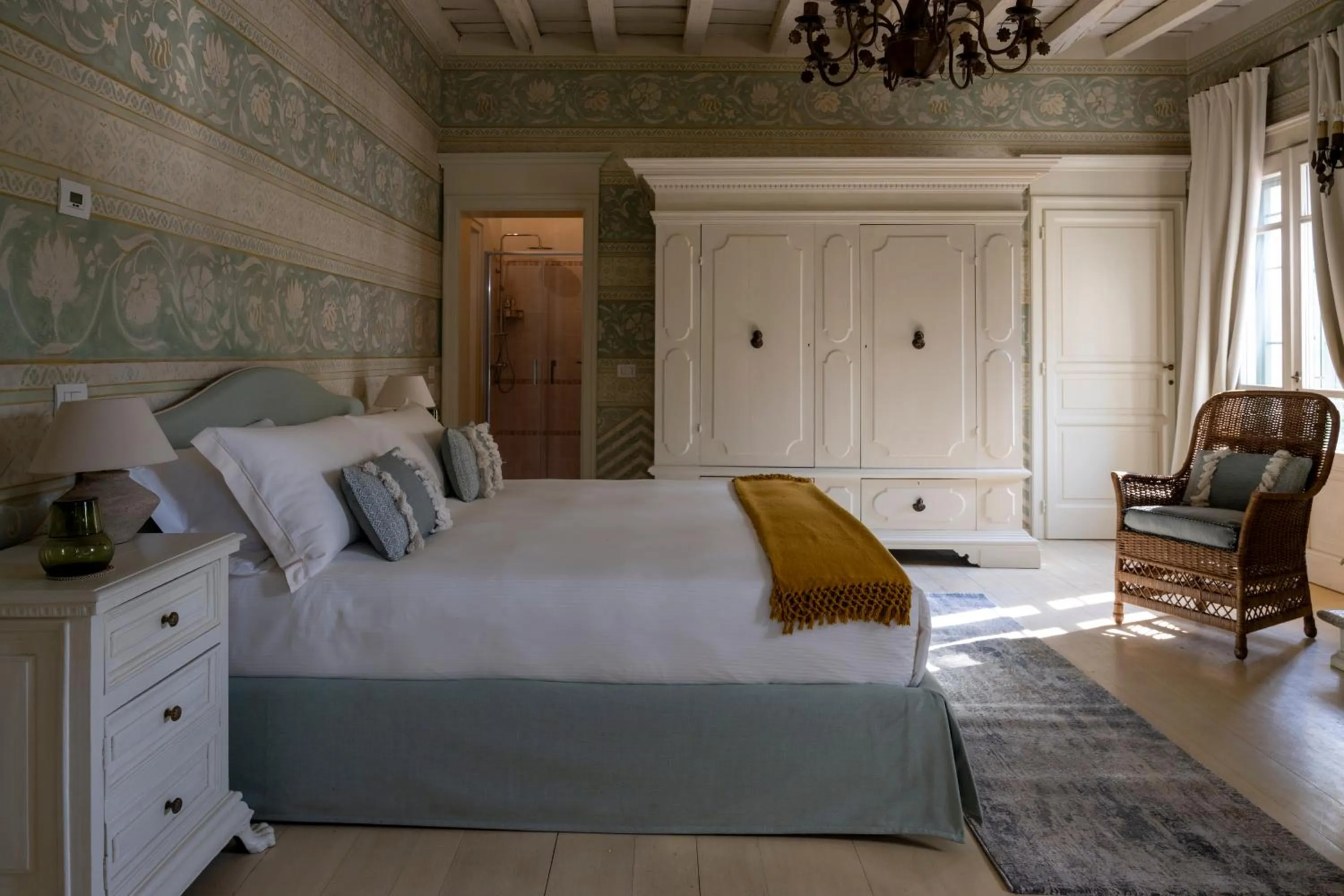 Shower, Bed in Elizabeth Country House, a Member of Design Hotels