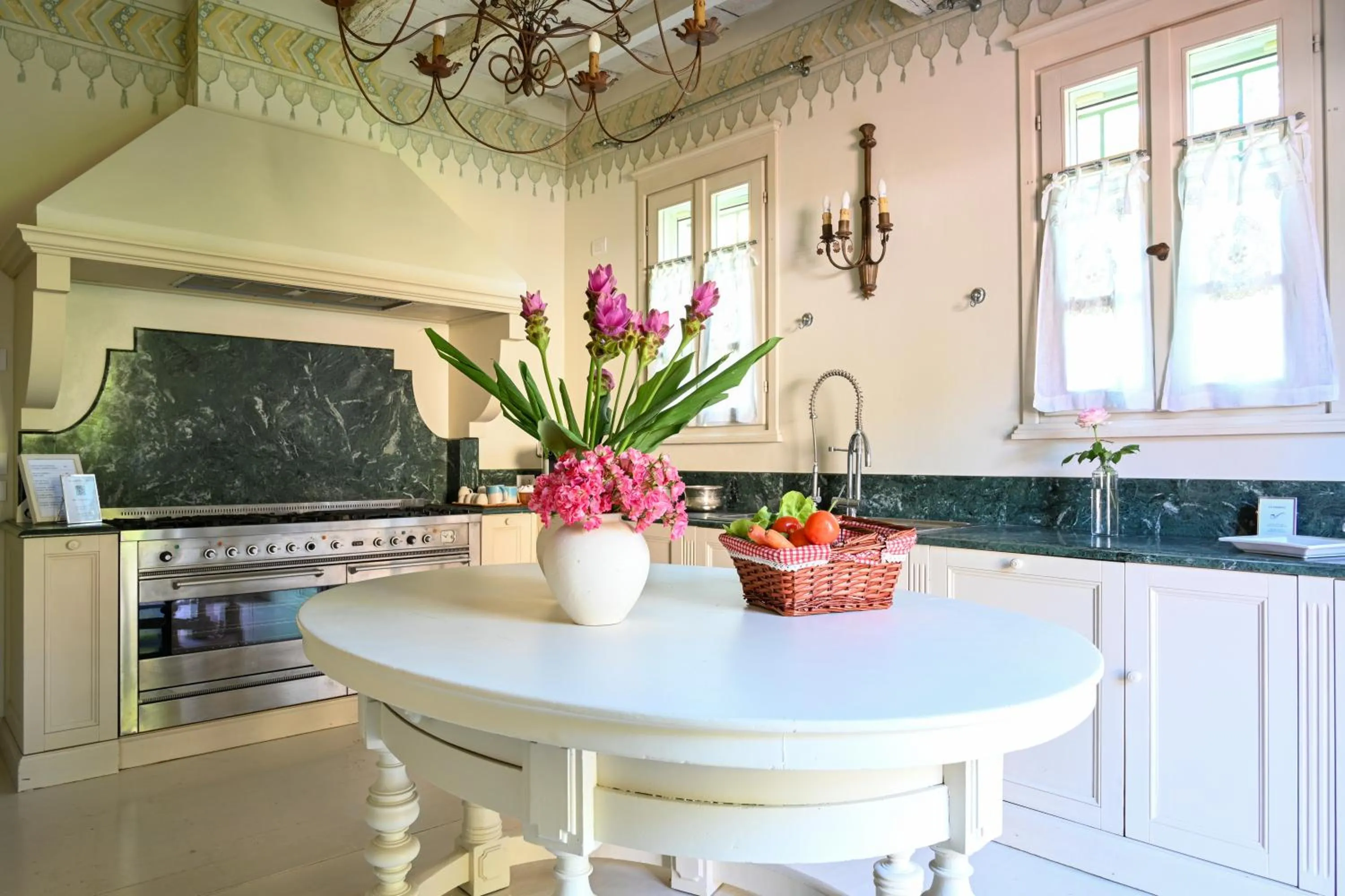 Lounge or bar in Elizabeth Country House, a Member of Design Hotels