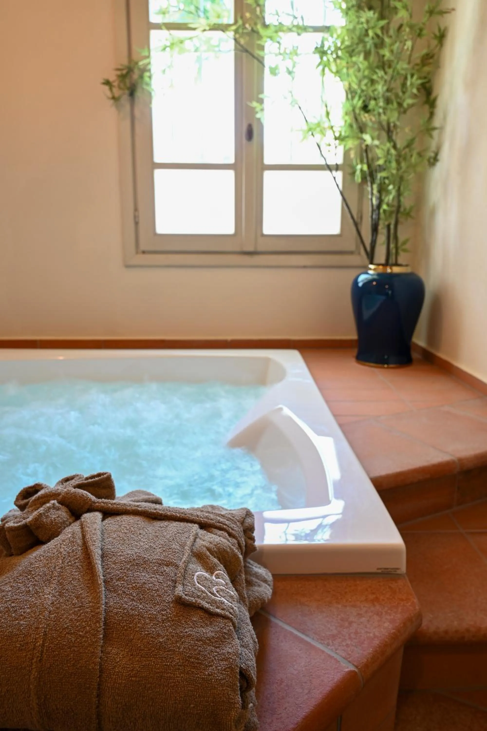 Hot Tub in Elizabeth Country House, a Member of Design Hotels
