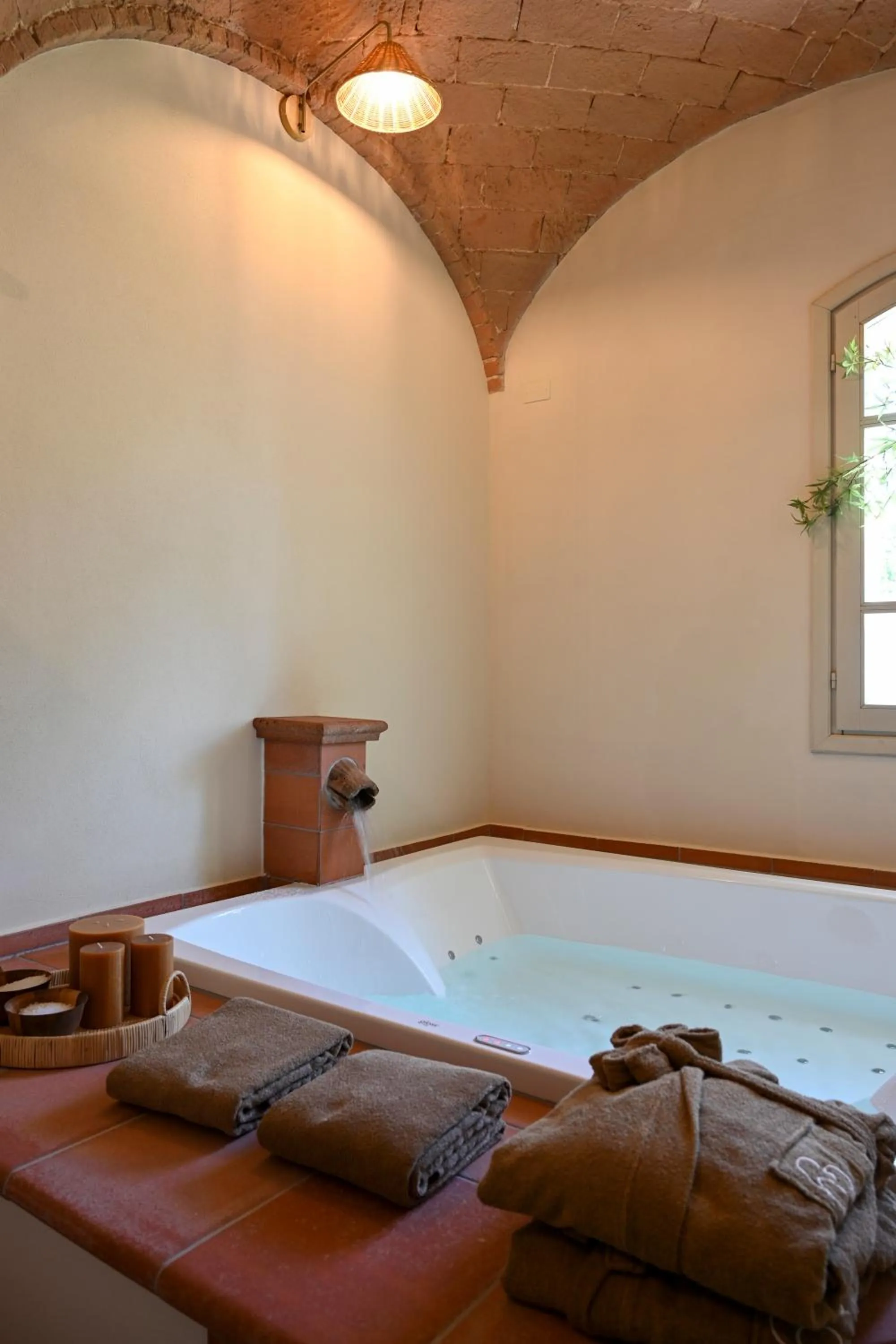 Hot Tub in Elizabeth Country House, a Member of Design Hotels