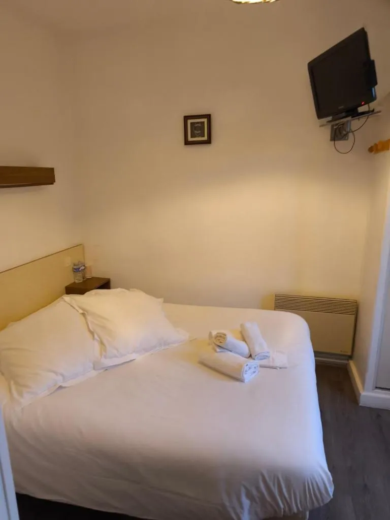 Bed in Le Parc aux Huîtres Hôtel Restaurant