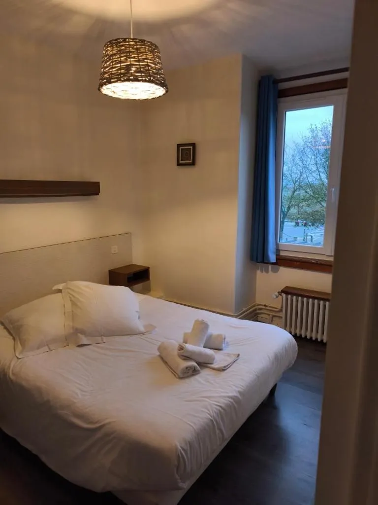 Bed in Le Parc aux Huîtres Hôtel Restaurant