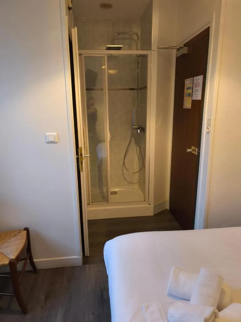 Shower, Bed in Le Parc aux Huîtres Hôtel Restaurant