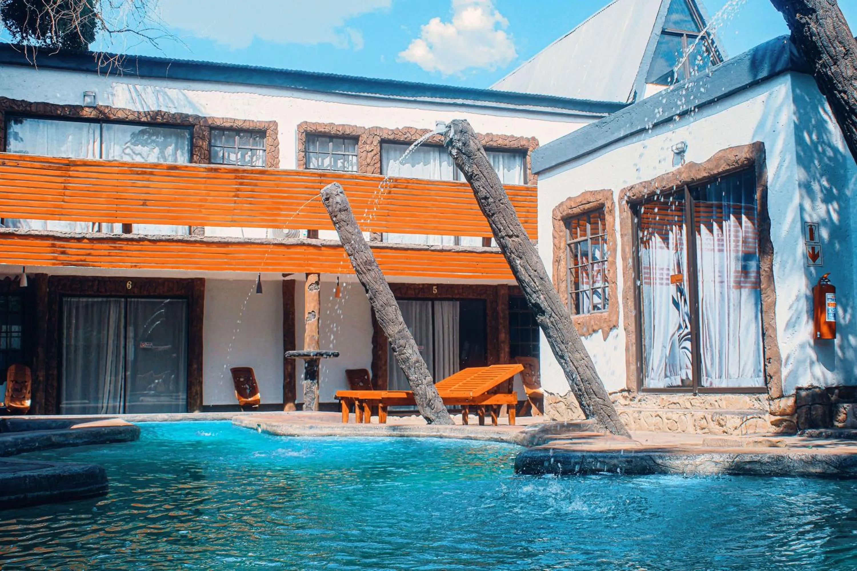 Pool view in Rustiek Hotel